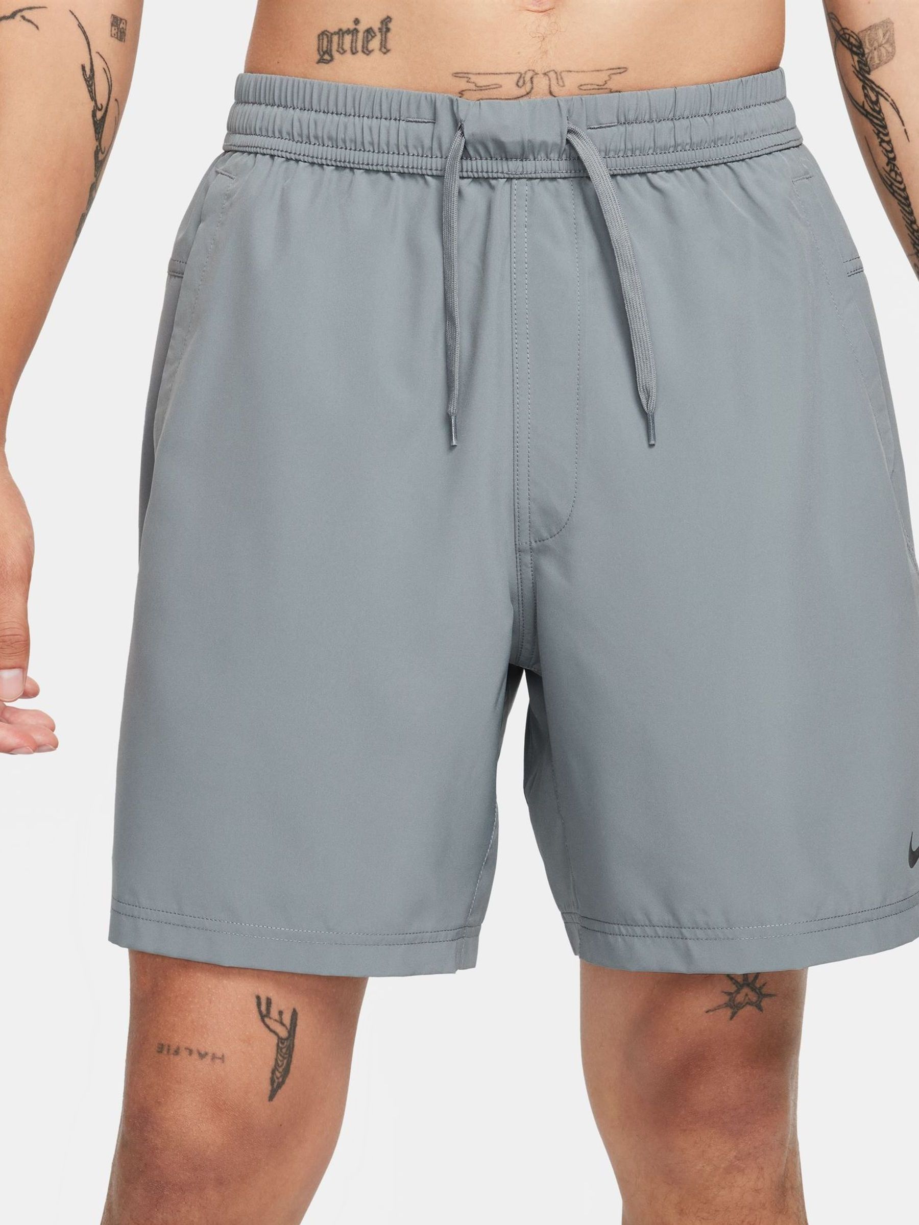 Grijs - Nike Dri-FIT Form 7 Inch niet-gevoerde trainingsshorts