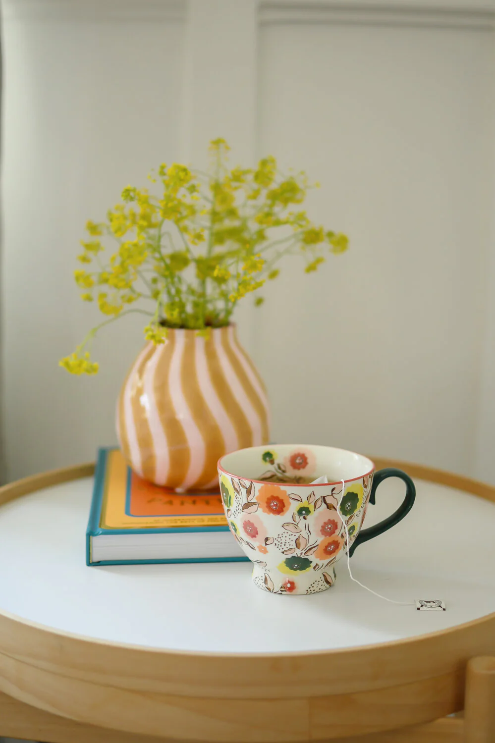 Bahne Interior  Håndmalet krus m. blomster, orange/grøn - 480ml