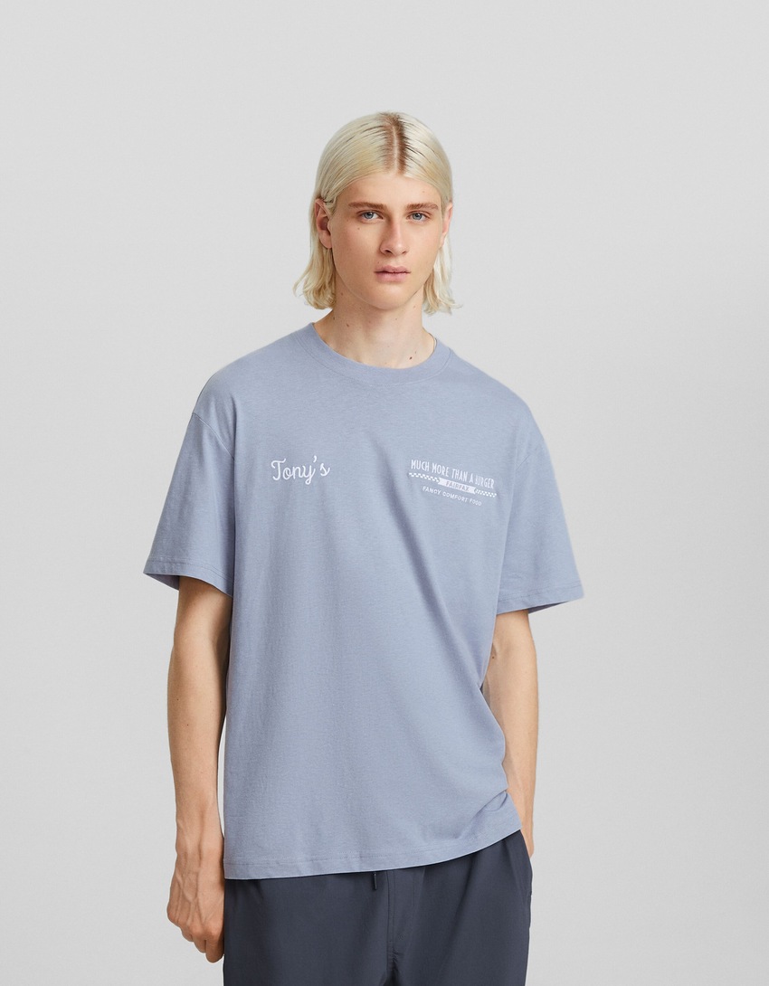 Camiseta de manga curta com modelagem quadrada e detalhes bordados.