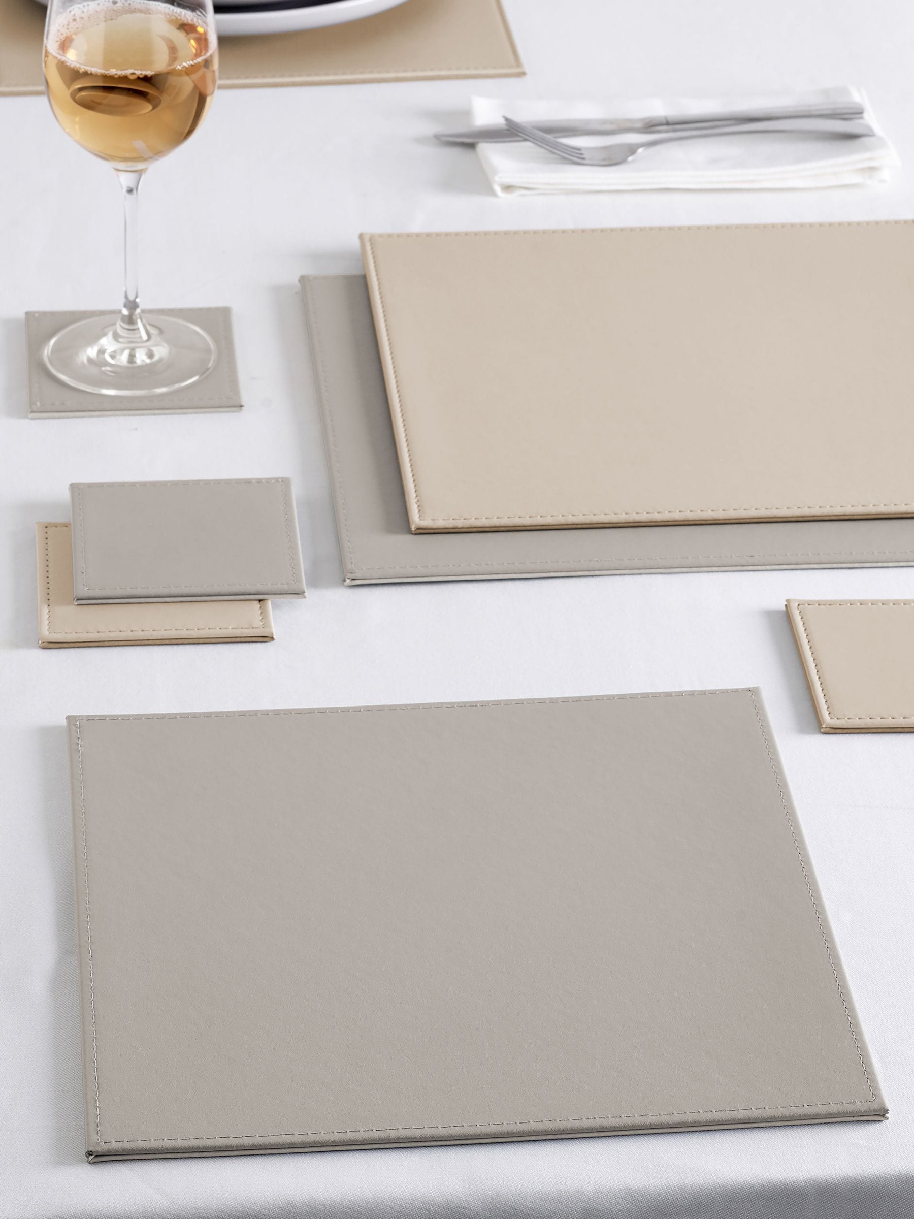 Set van 4 omkeerbare placemats en onderzetters van imitatieleer