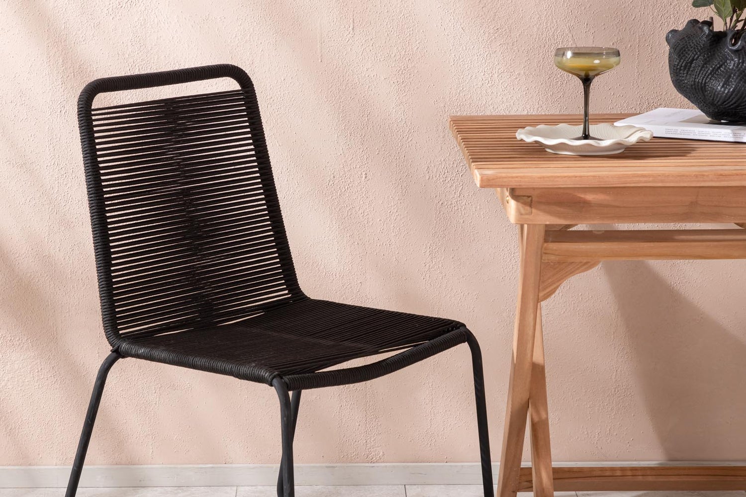 Ghana tuinset: tafel 70x70cm, 2 Lindos stoelen, naturel/zwart. 70 x 75 x 70 cm