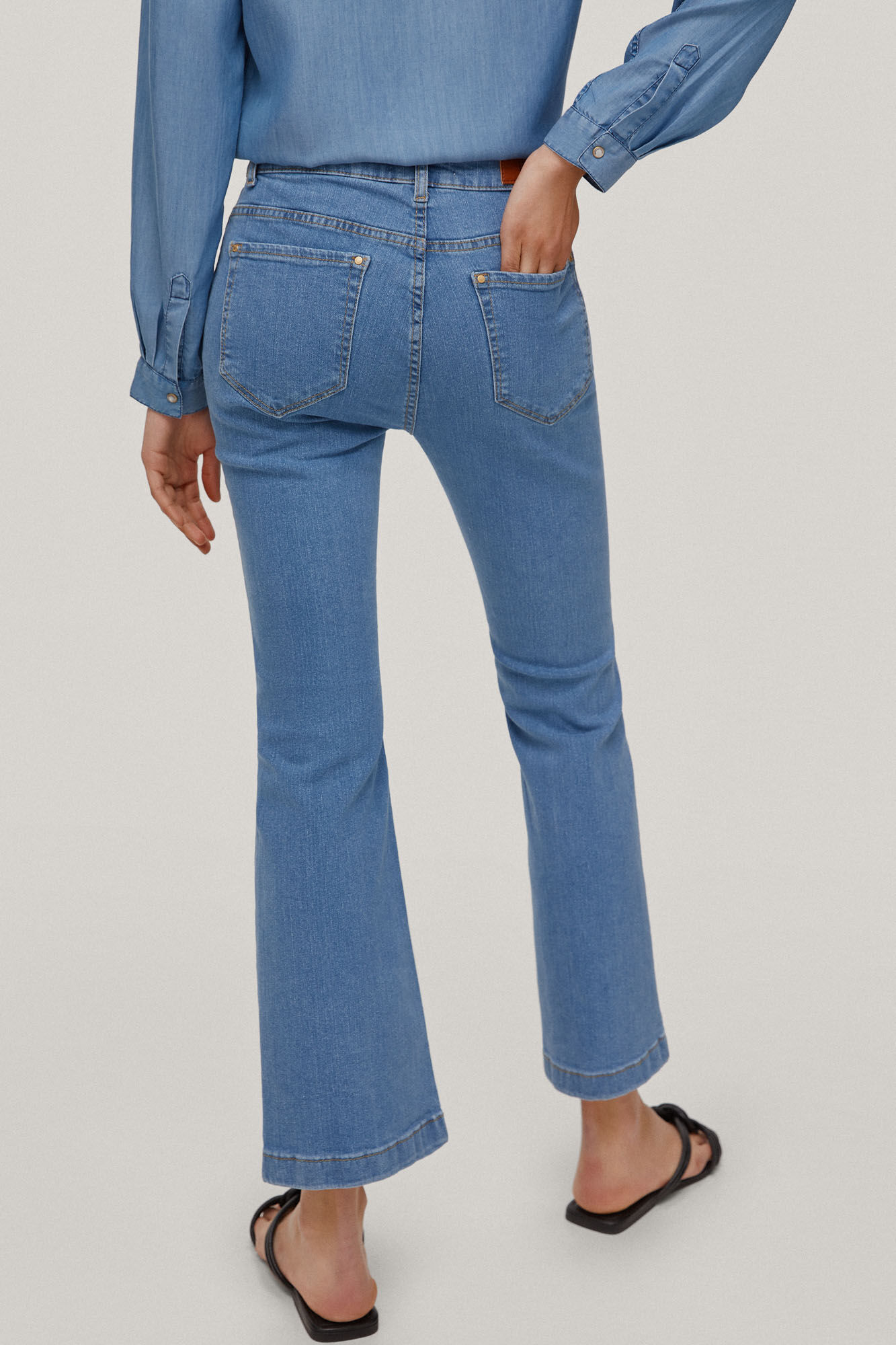 Calça jeans cropped flare com 5 bolsos - Azul