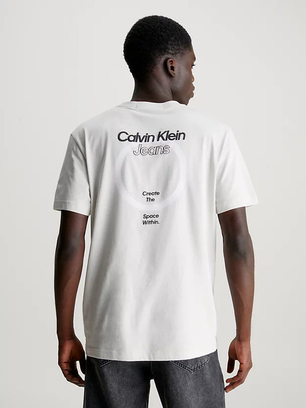 Camiseta com estampa gráfica nas costas