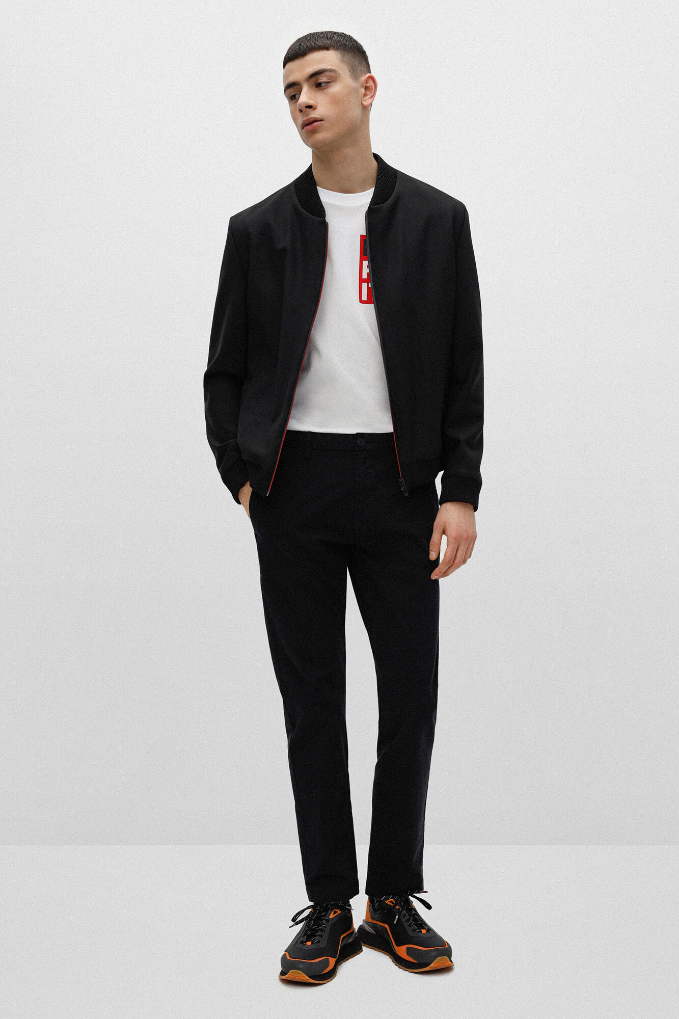 Calça chino slim fit com bolsos - preta