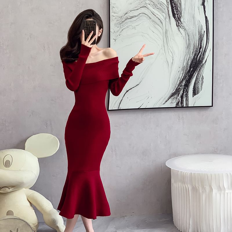Dragan Pulse - Off-Shoulder Lange Mouw Effen Geribbelde Midi Gebreide Zeemeerminjurk