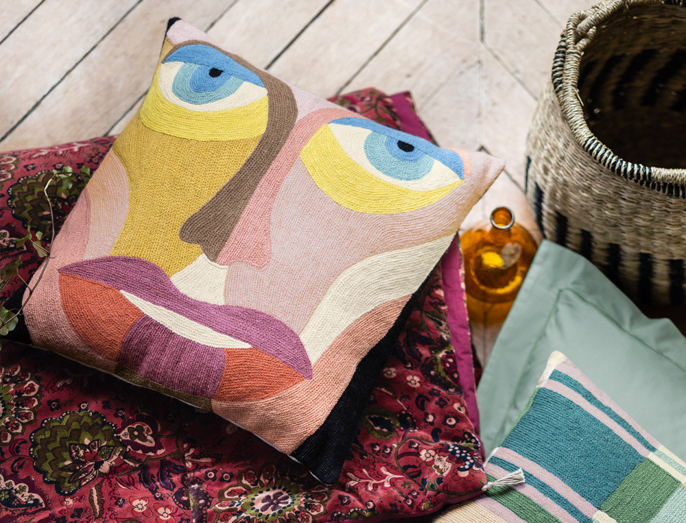 Coussin brodé visage de face-Expression libre