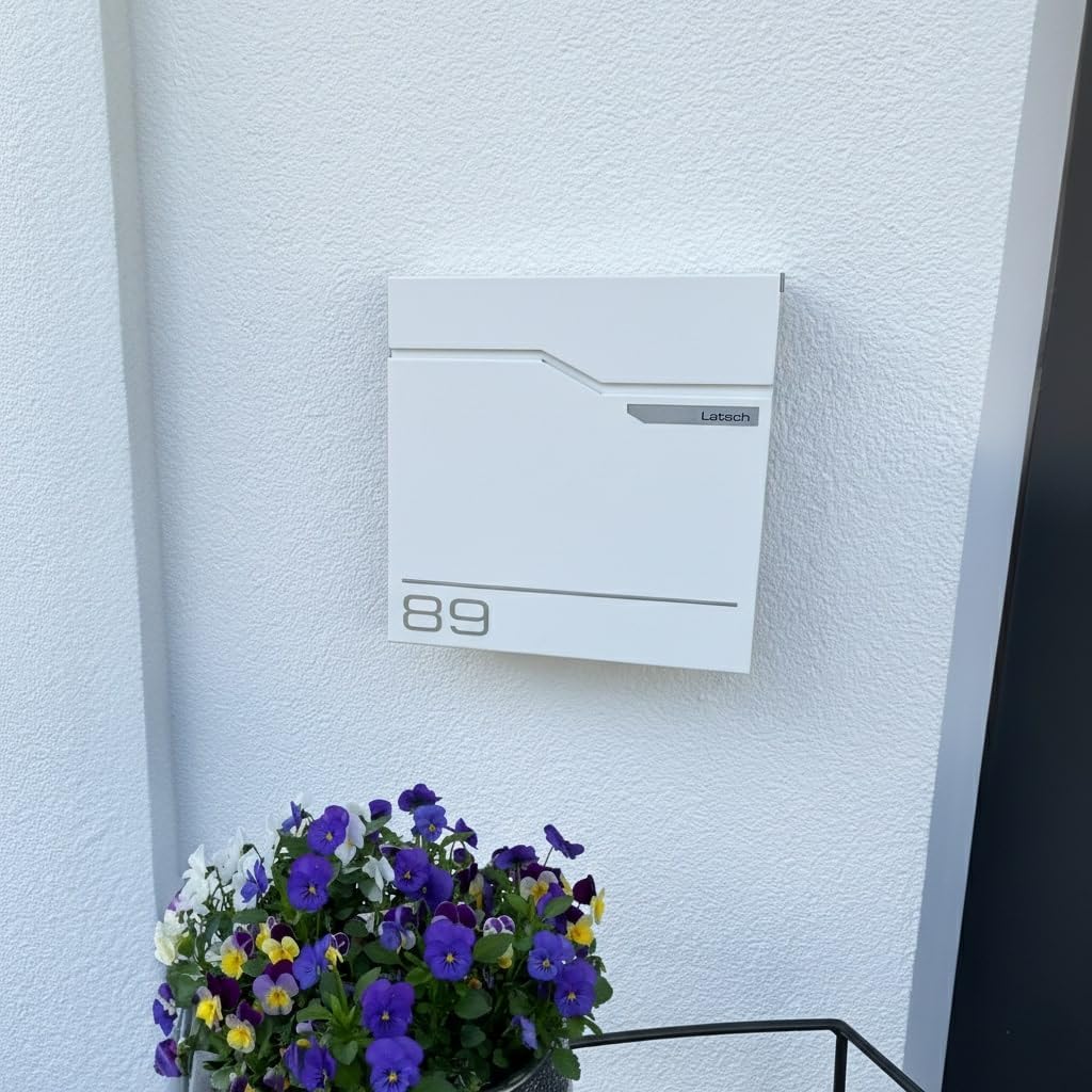 Metzler Exklusiver Briefkasten in Verkehrsweiß RAL 9016 Hoffmann - Wandbriefkasten in Weiß mit V2A Edelstahl-Namensschild - Postkasten inkl. Zeitungsfach - Größe: 37 x 37 x 10,5 cm