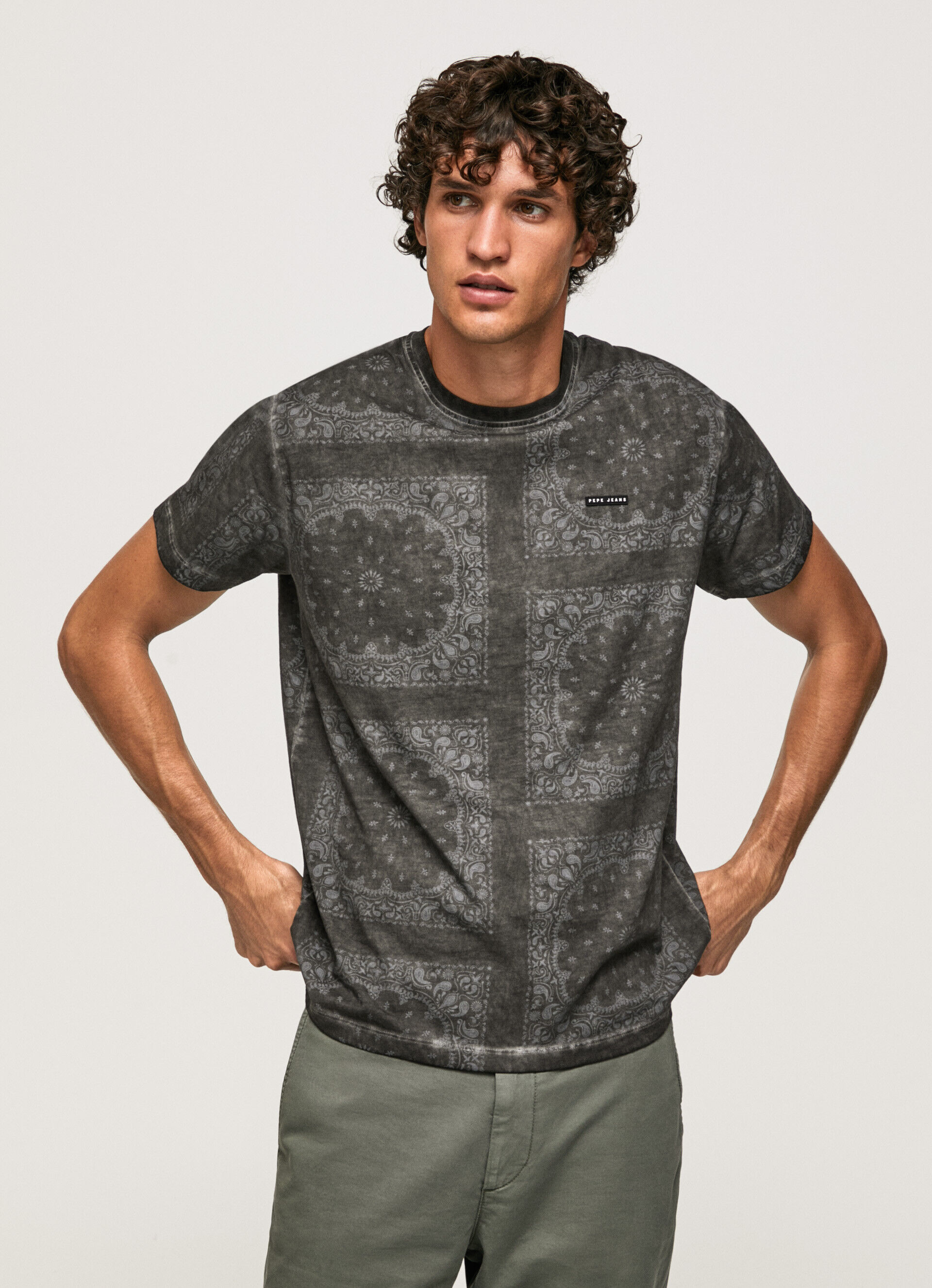Camiseta de algodão com estampa de bandana - preta lavada