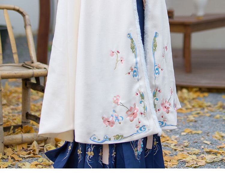 Meisjesaanbieding - Hanfu-cape met staande kraag, bloemenborduursel, pluizige rand en strik aan de voorkant