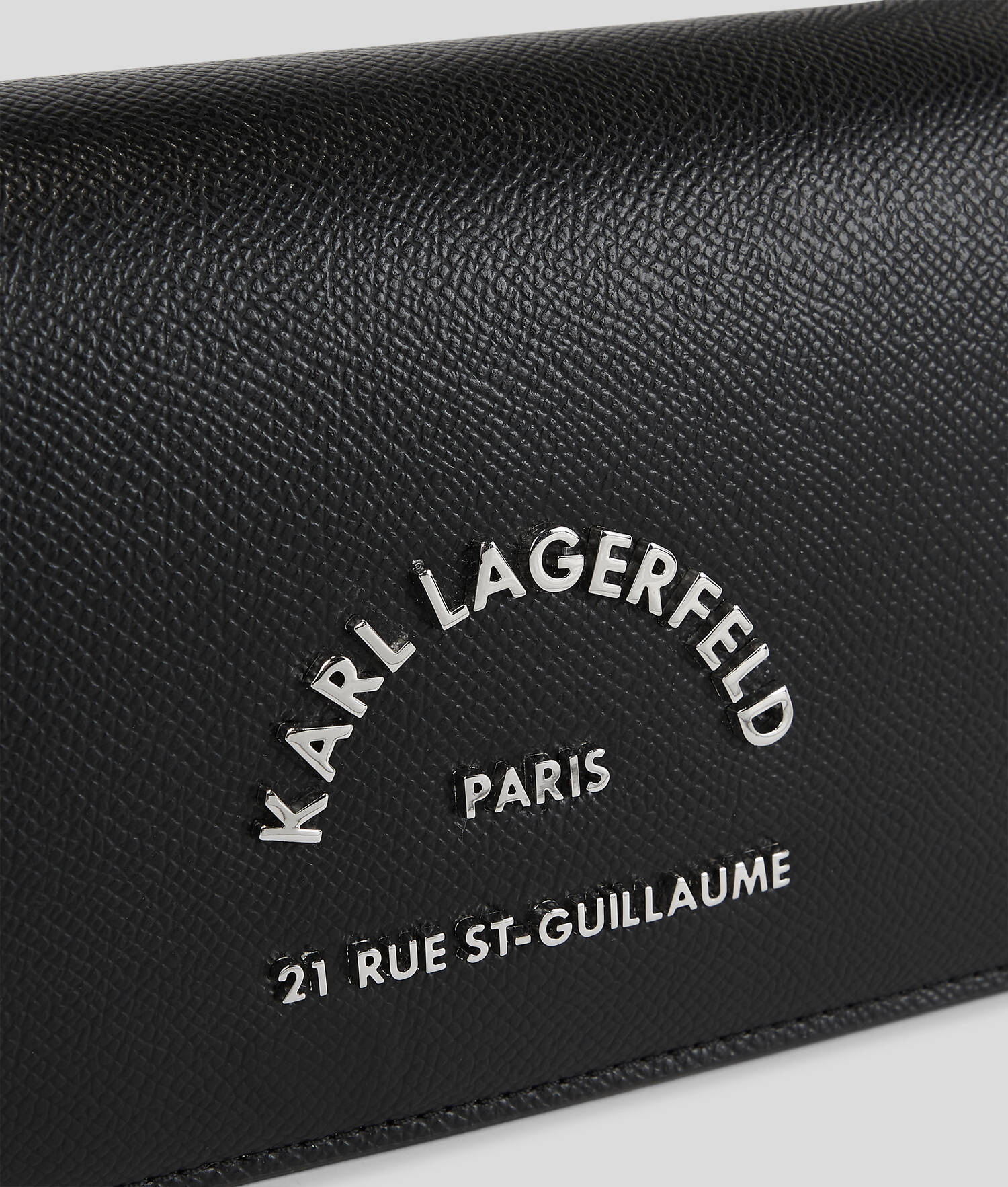 POCHETTE AVEC DÉTAIL EN MÉTAL RUE ST-GUILLAUME