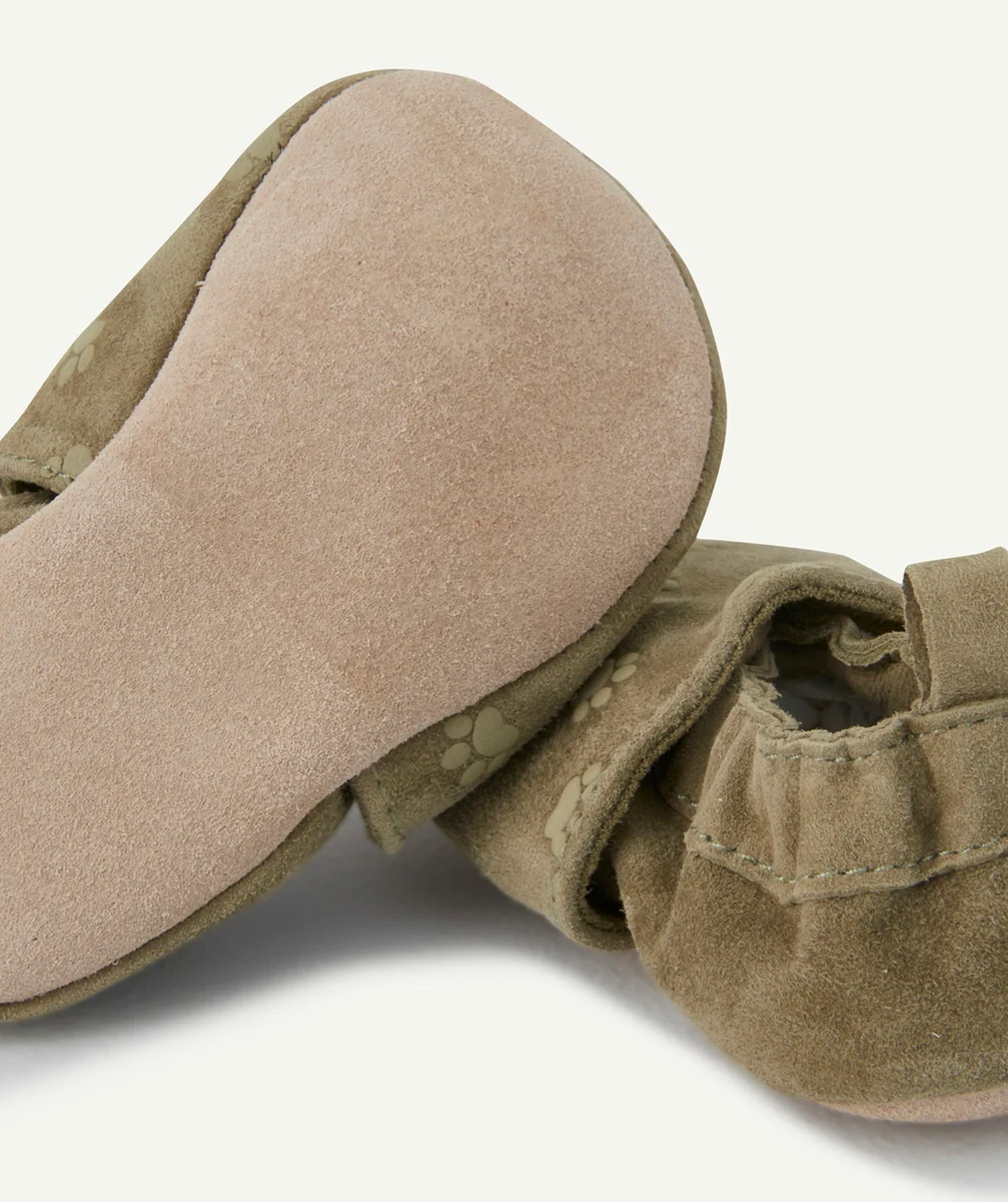 CHAUSSONS BÉBÉ GARÇON EN CUIR BRUN CLAIR AVEC IMPRIMÉ PATTES DE CHIEN