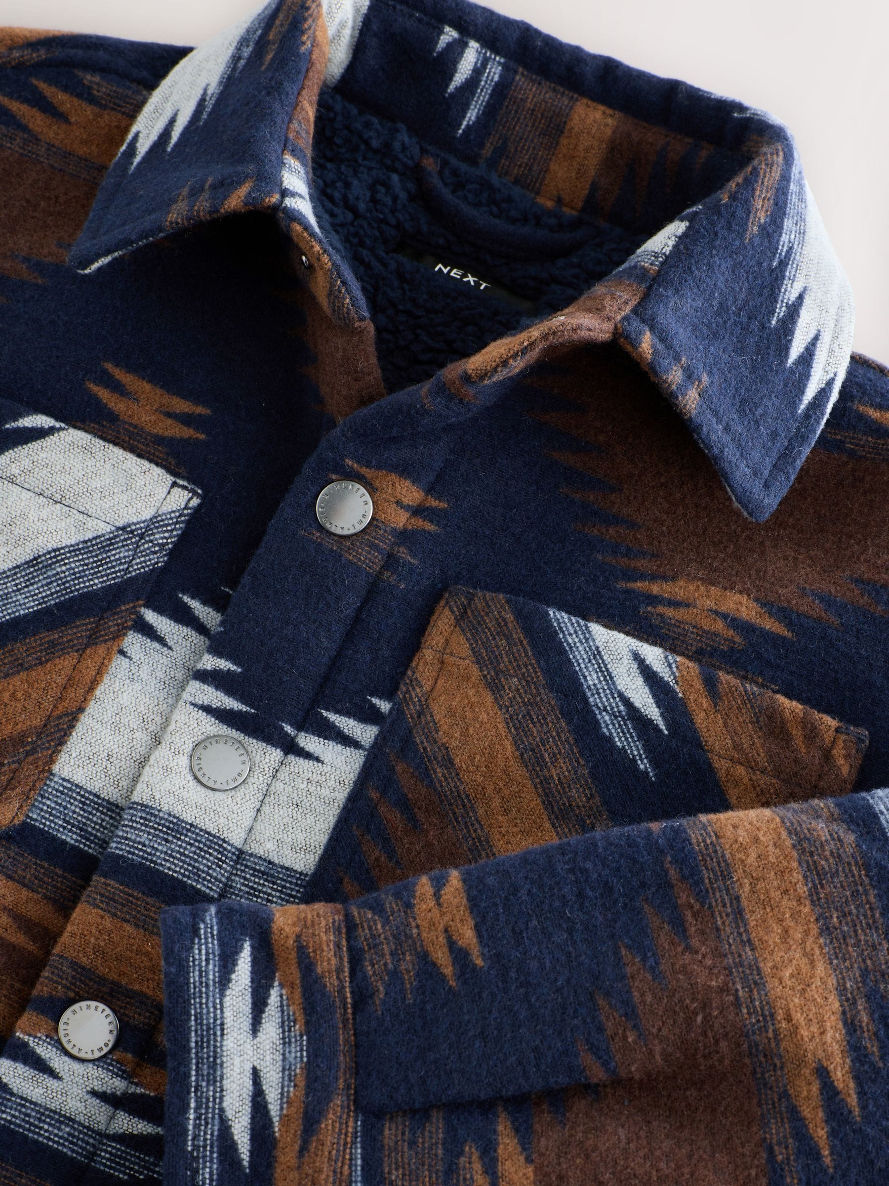 Lichtbruin/Marineblauw Ikat-patroon - Gevoerde shacket (3-16jr)