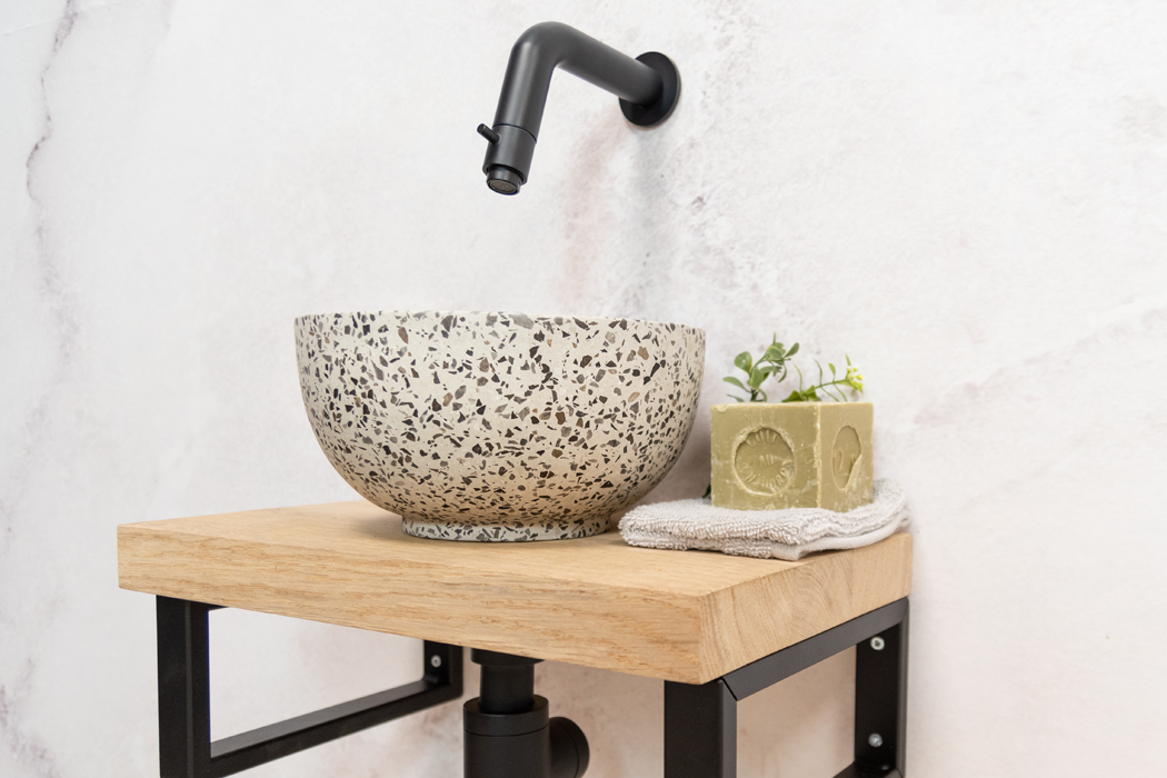 Saniclear Baru fonteinset met eiken plank, zwart-witte terrazzo waskom en zwarte kraan voor in het toilet