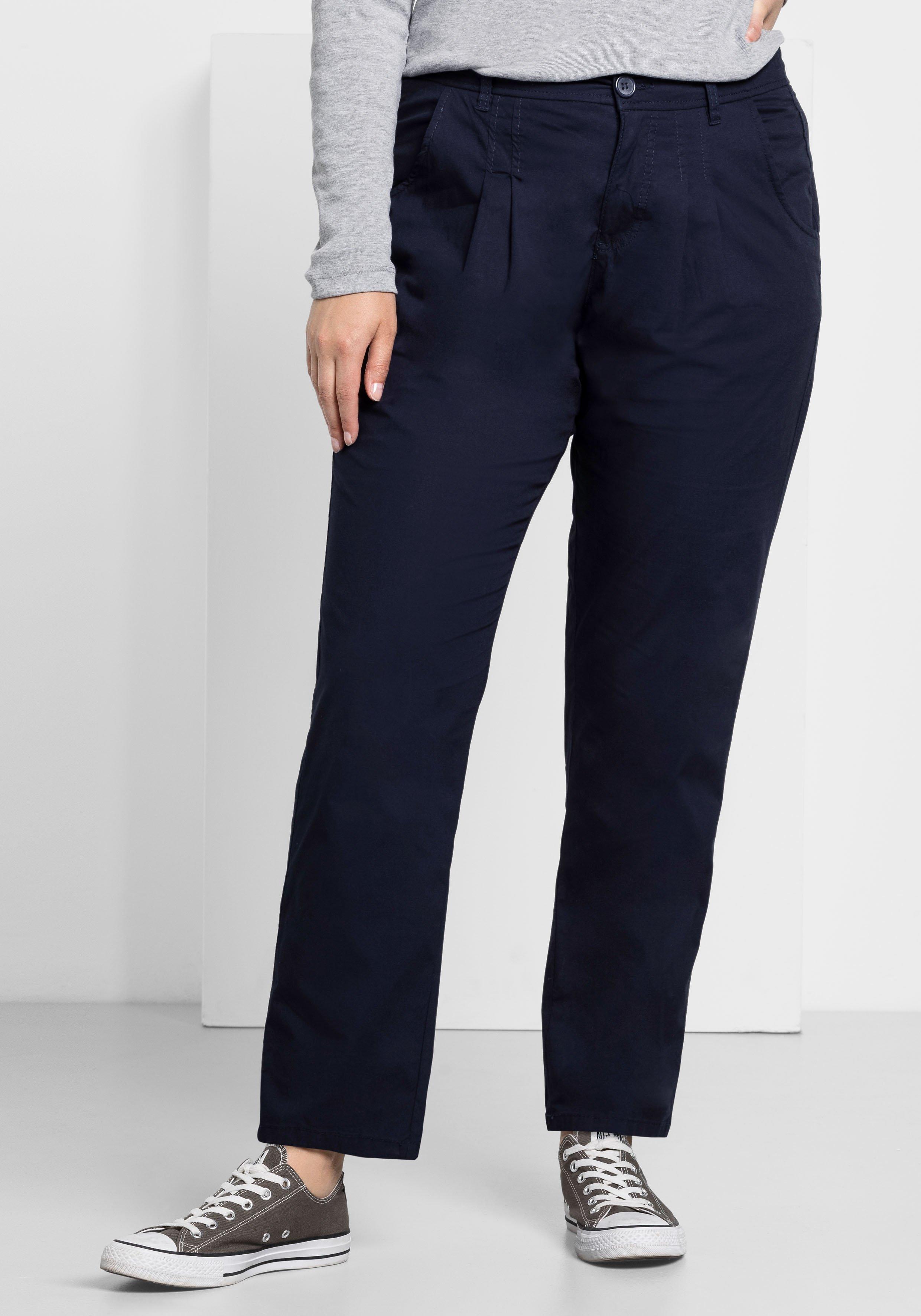 Schmal zulaufende Chinohose mit Bundfalten