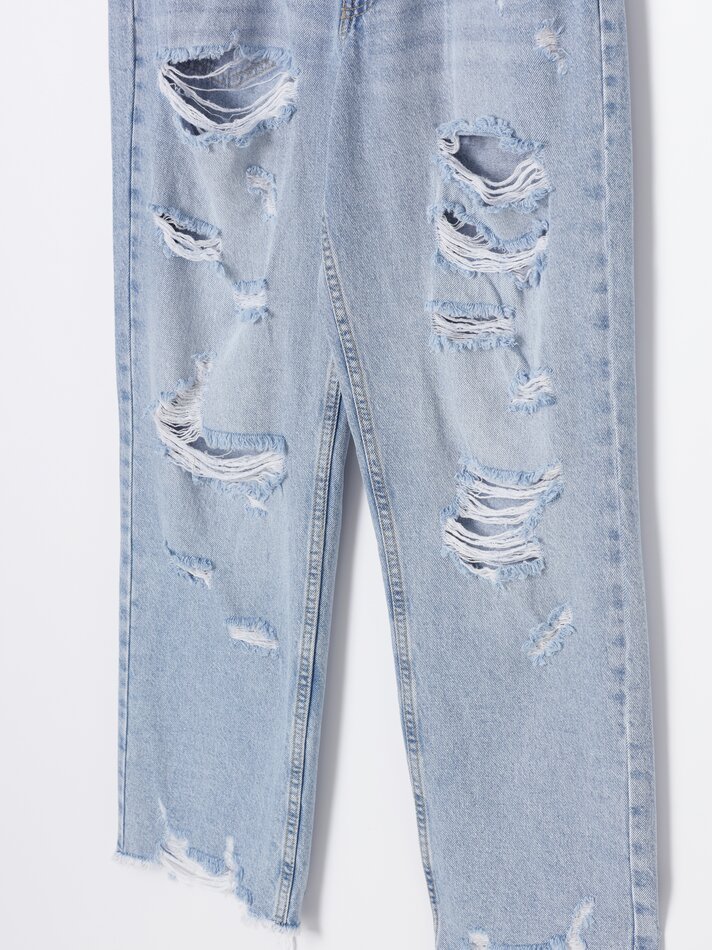 Calça jeans reta com rasgos - Celeste Vigoré