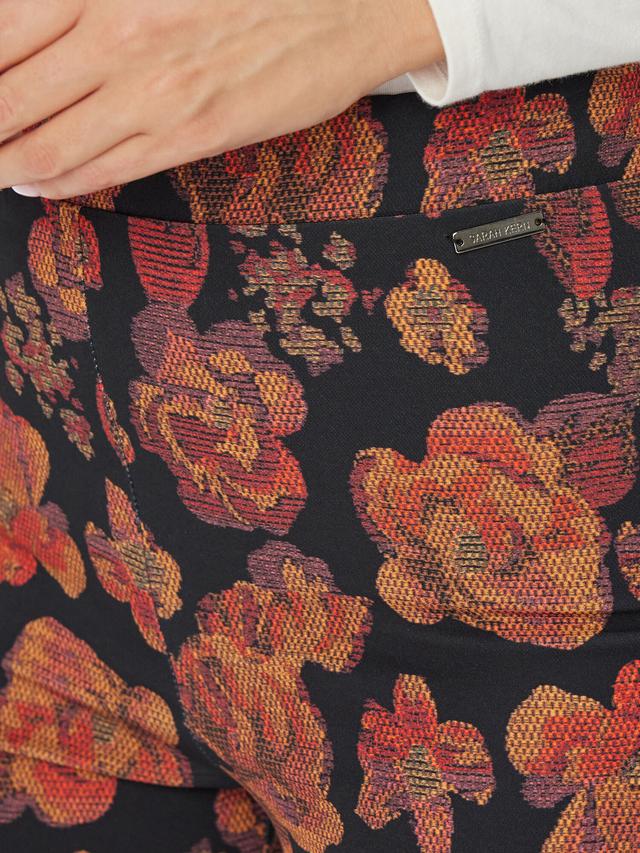 Schmale Hose im Blumendruck