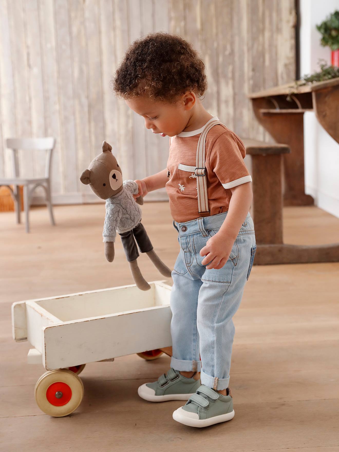 Calça jeans infantil com suspensórios removíveis, jeans desbotado