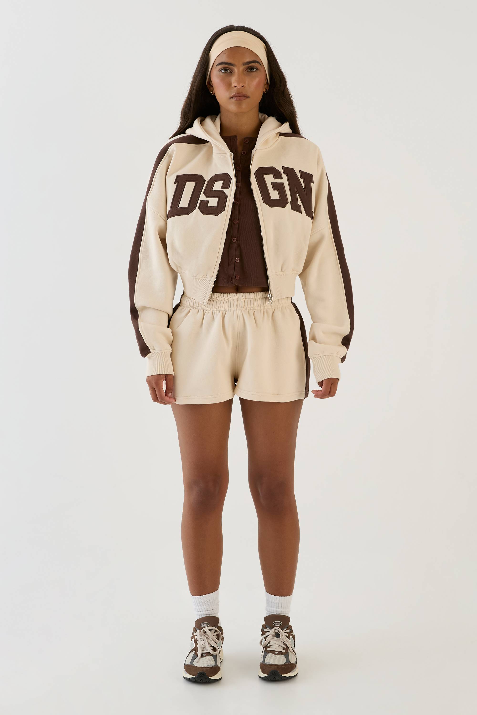 Ensemble De Survêtement Court Boxy Crop À Bandes Latérales Et Fermeture Éclair Dsgn Studio