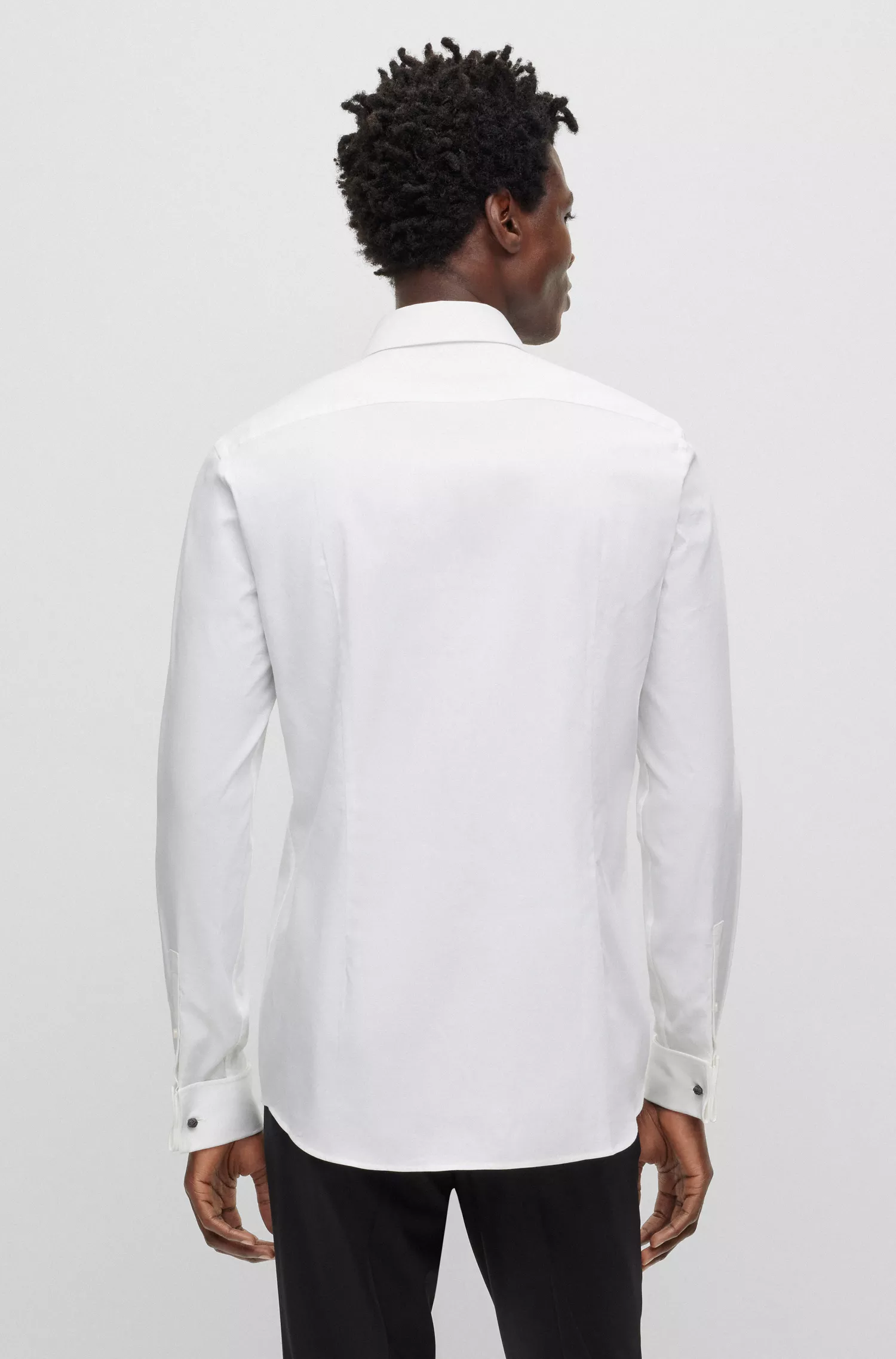 Camisa BOSS preta de corte slim em algodão estruturado com elastano.