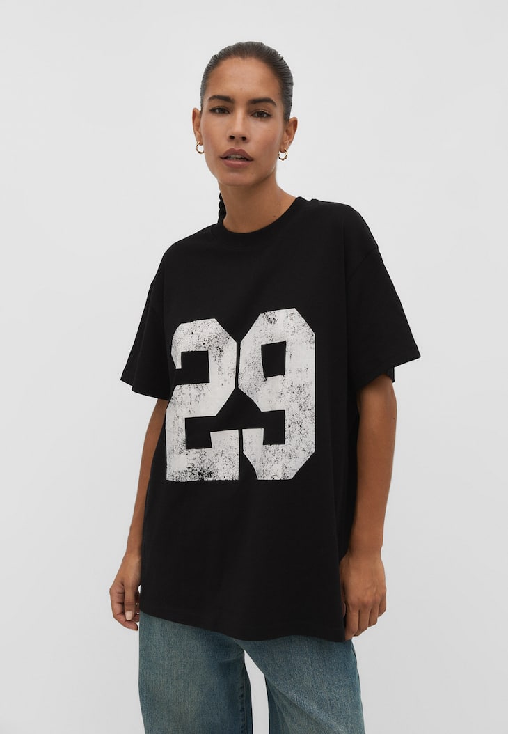 Camiseta oversized com estampa de número