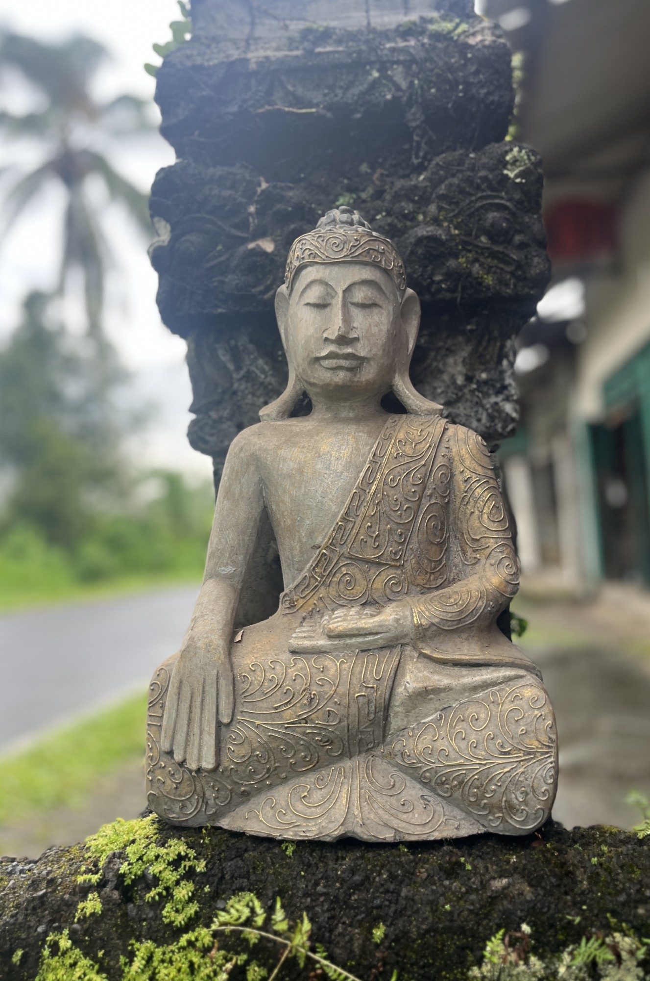 Holzfigur 'Buddha' sitzend aus Albesiaholz, B 25 cm, T 13 cm, H 40 cm von fischer's lagerhaus