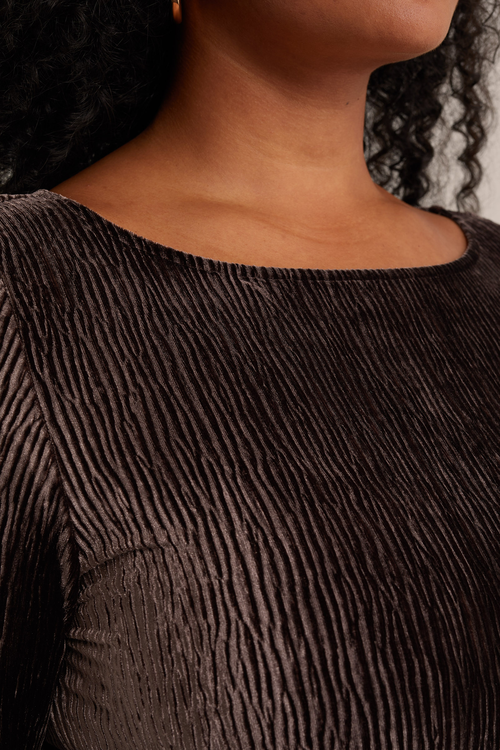 velvet top met structuur - Curve WE Fashion Donkerbruin