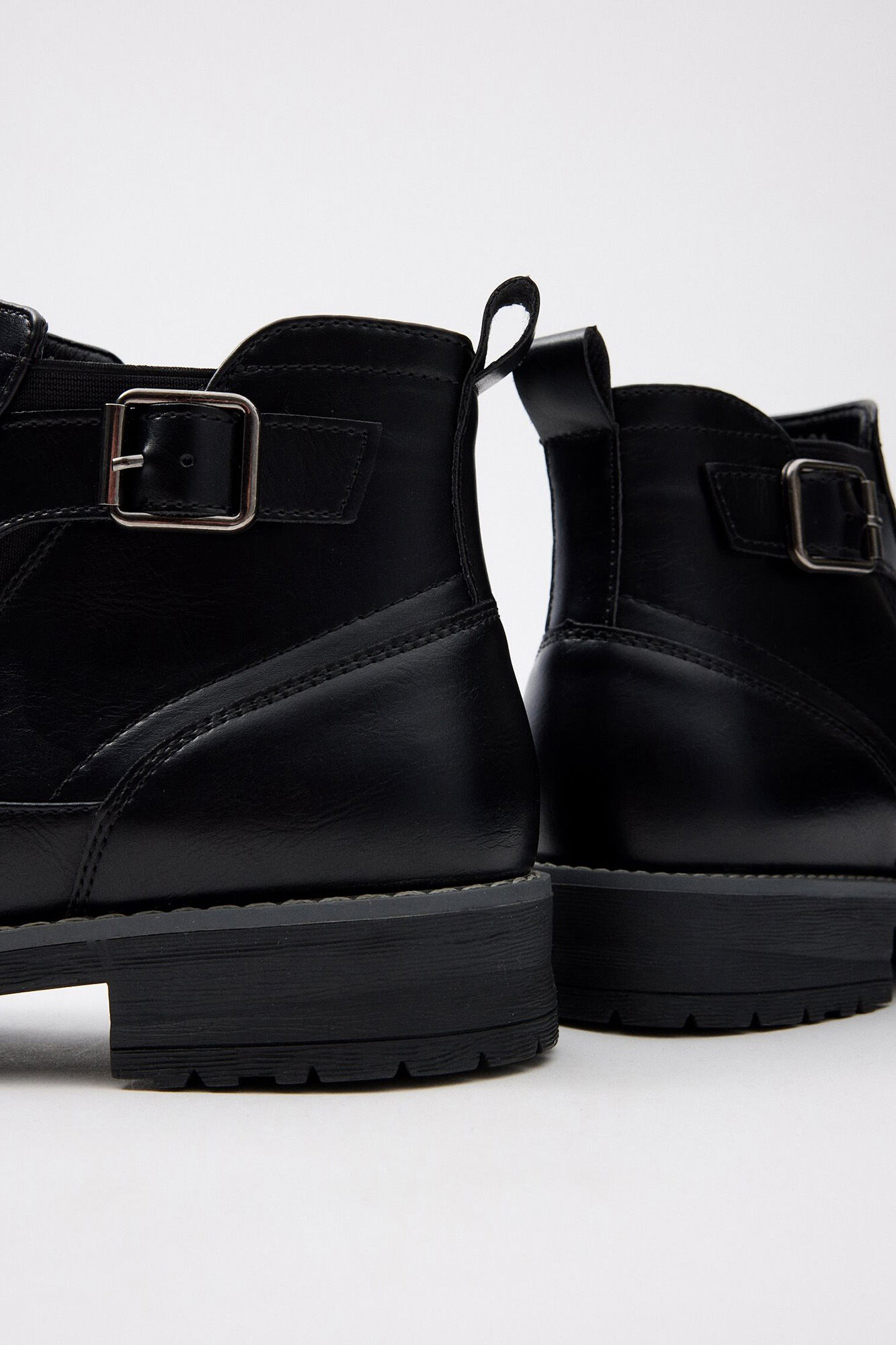 Bota Chelsea com fivela elástica
