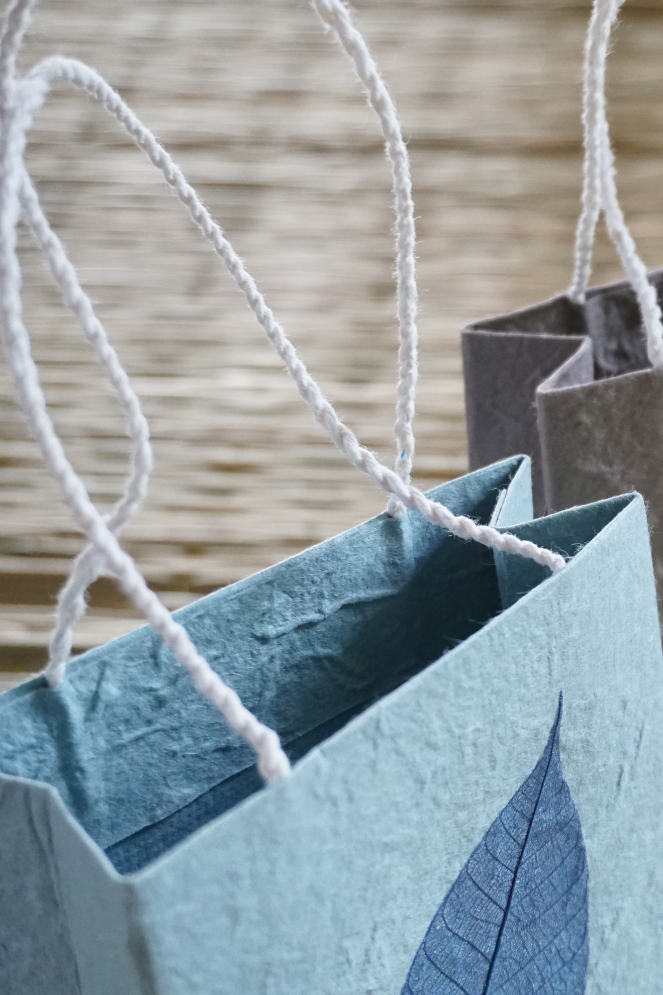 Tasche aus handgeschöpftem Papier, blau, L 11,5 cm, B 5 cm, H 16 cm günstig bestellen