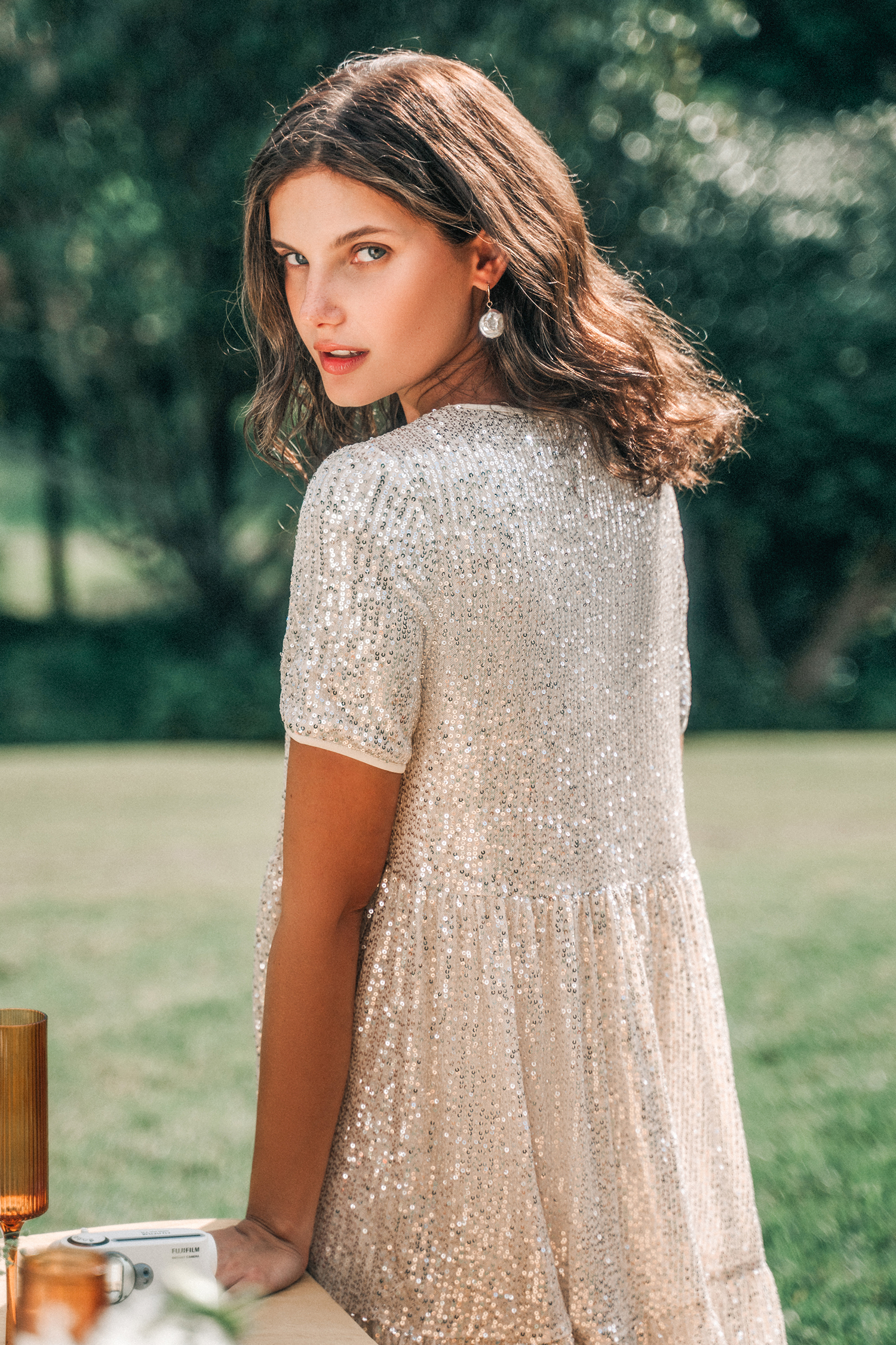 Robe mini à manches courtes et ourlet à volants