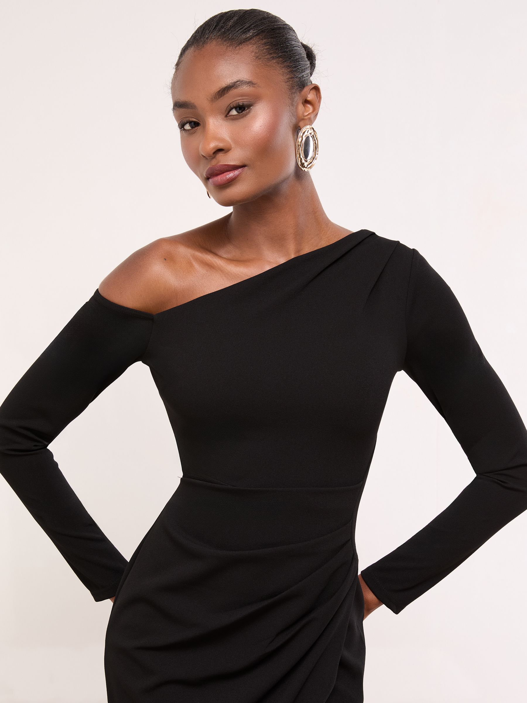 Zwart - Lipsy - Lange jurk met lange mouwen, blote schouders en gerimpelde taille