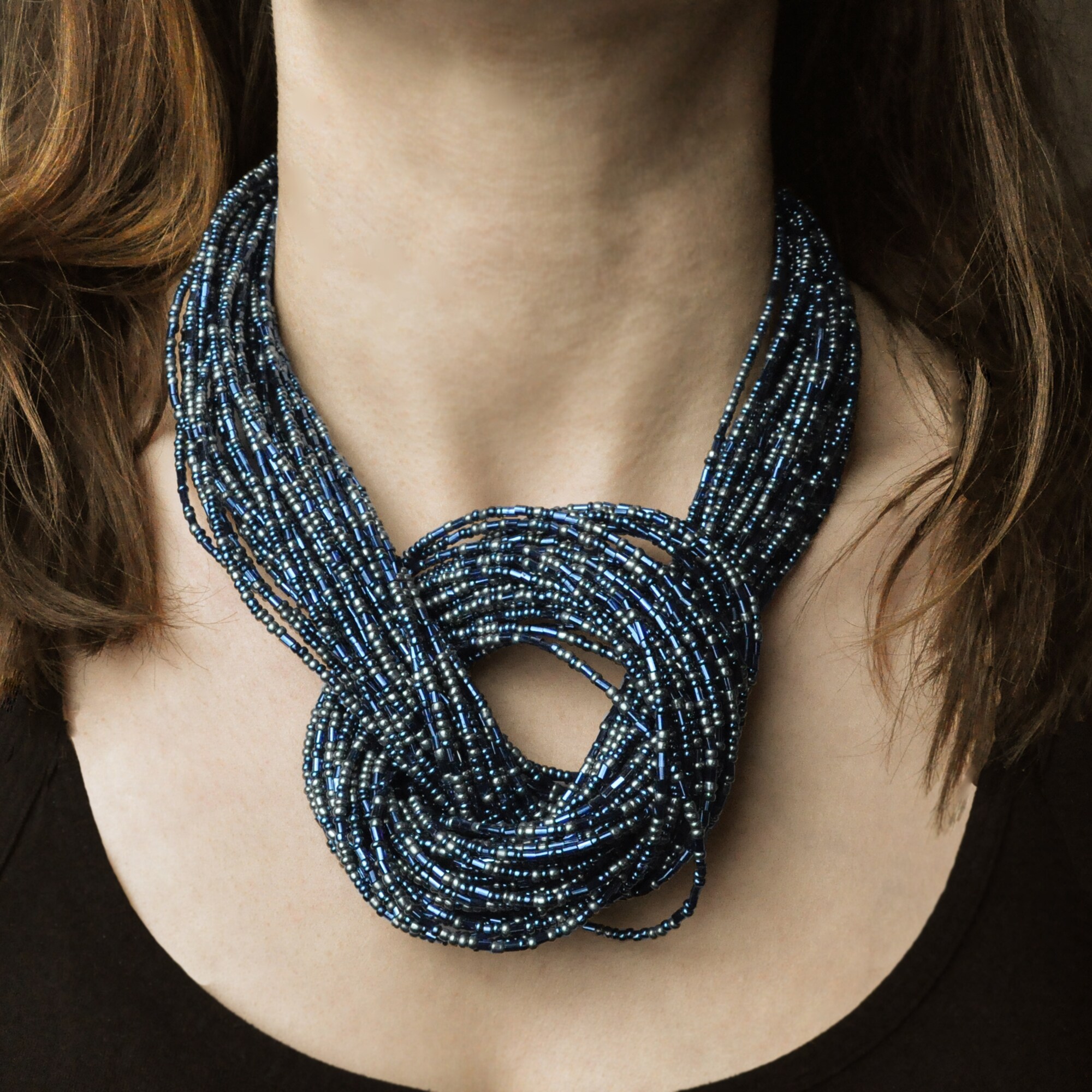 Steuer Modeschmuck Collierkette Vielreihig aus kleinen Perlchen, großer Knoten in der Mitte