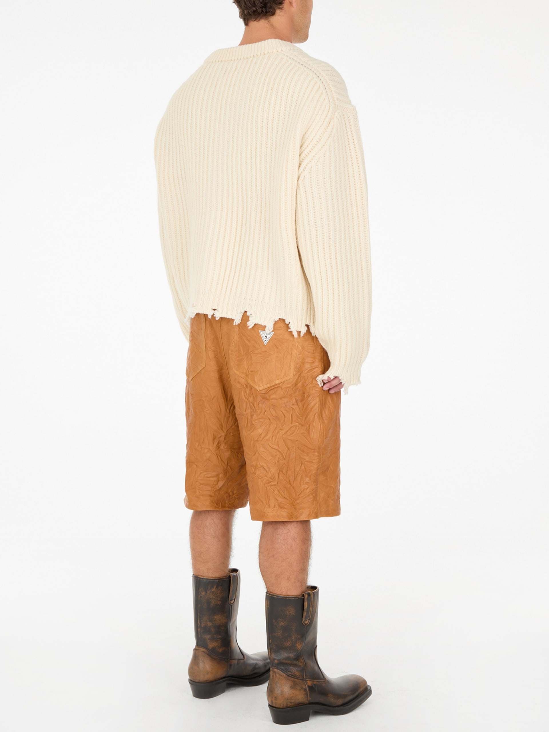 shorts de couro enrugado