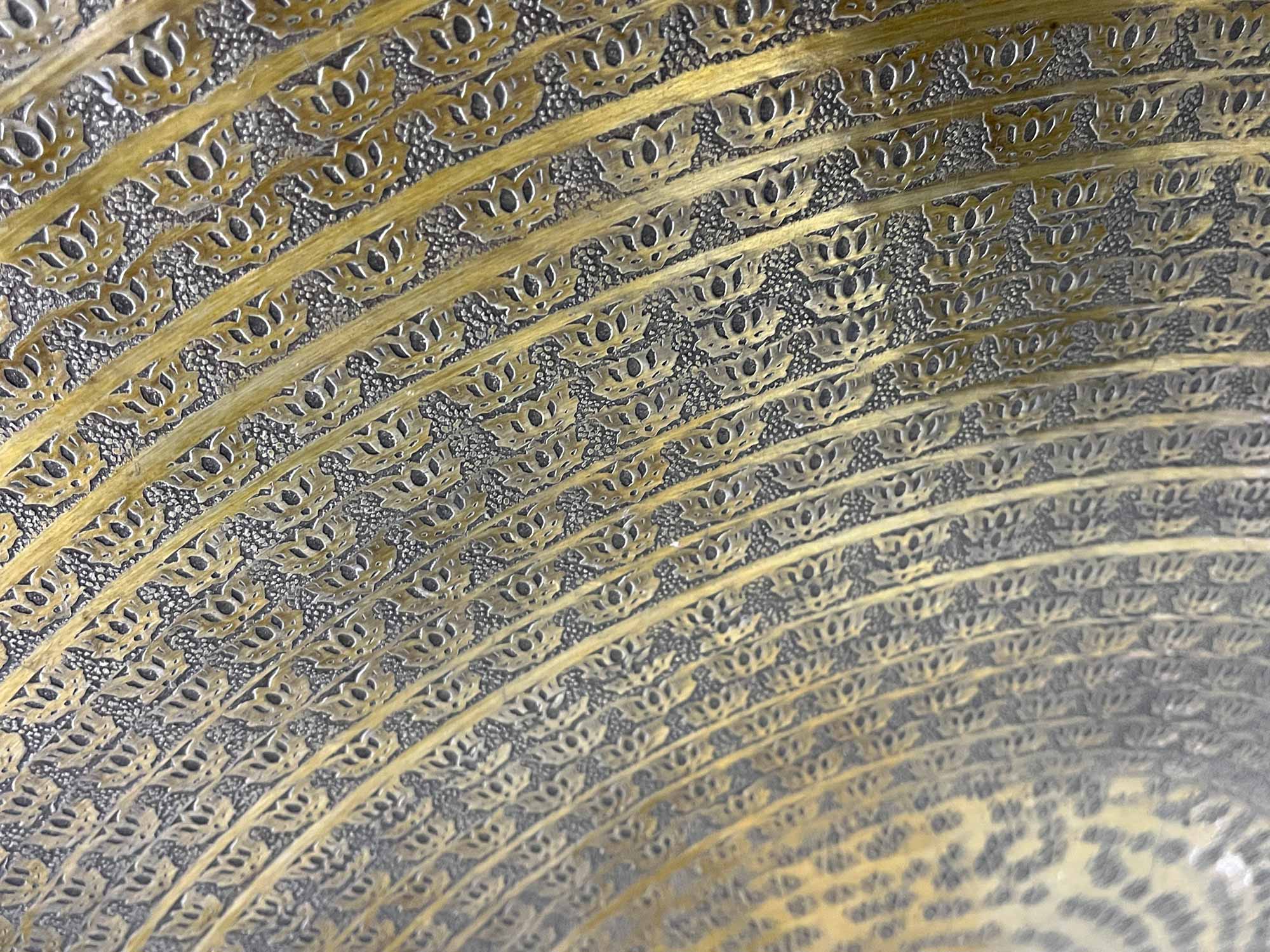 Metalltablett 'Nila', in Antik-Messing-Finish, Ø 90 cm, H 4 cm zu 98,00