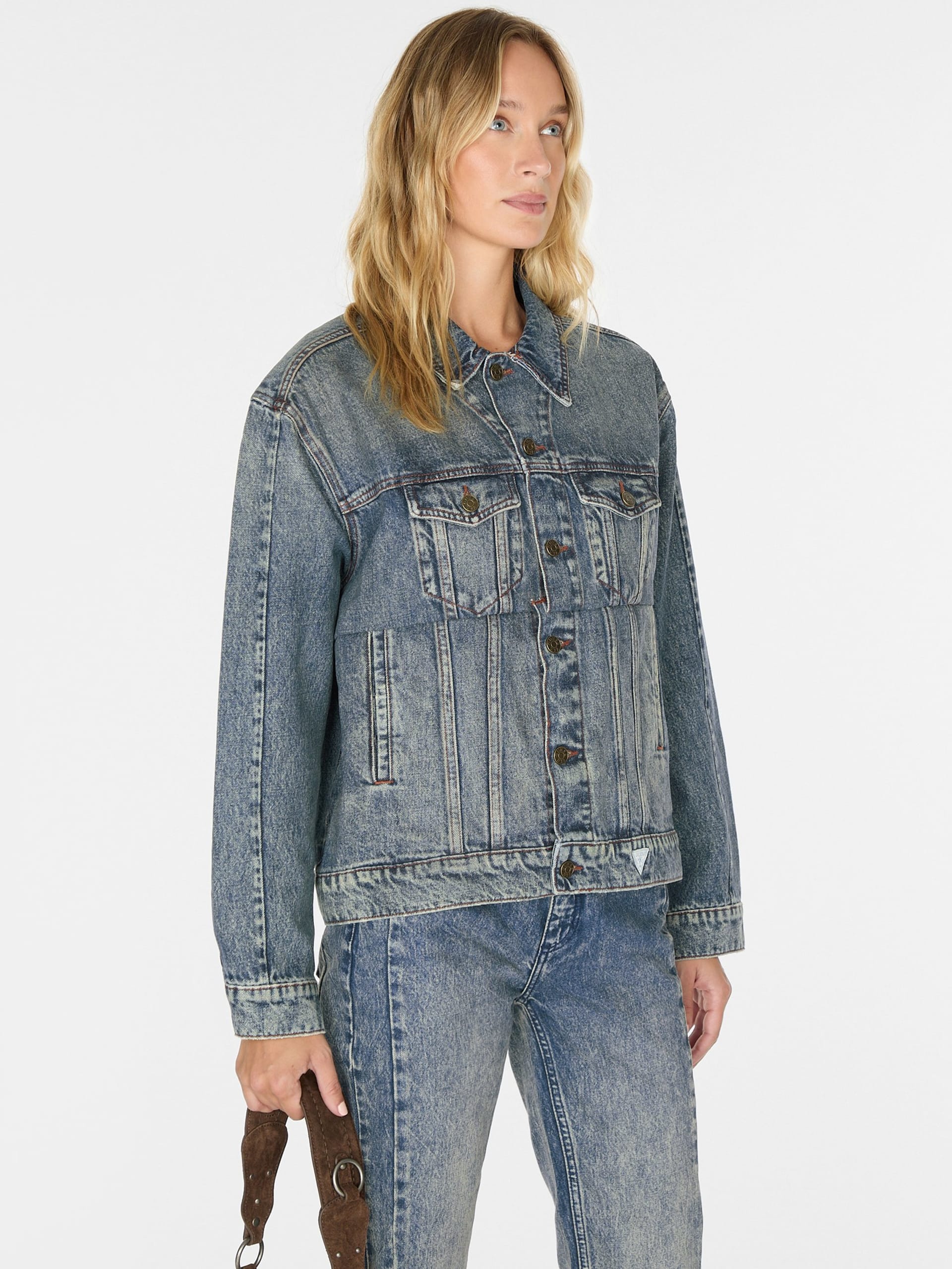 jaqueta jeans oversized com detalhes em patchwork