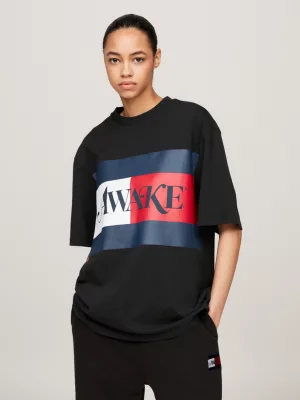 Camiseta Tommy x Awake NY com slogan nas costas