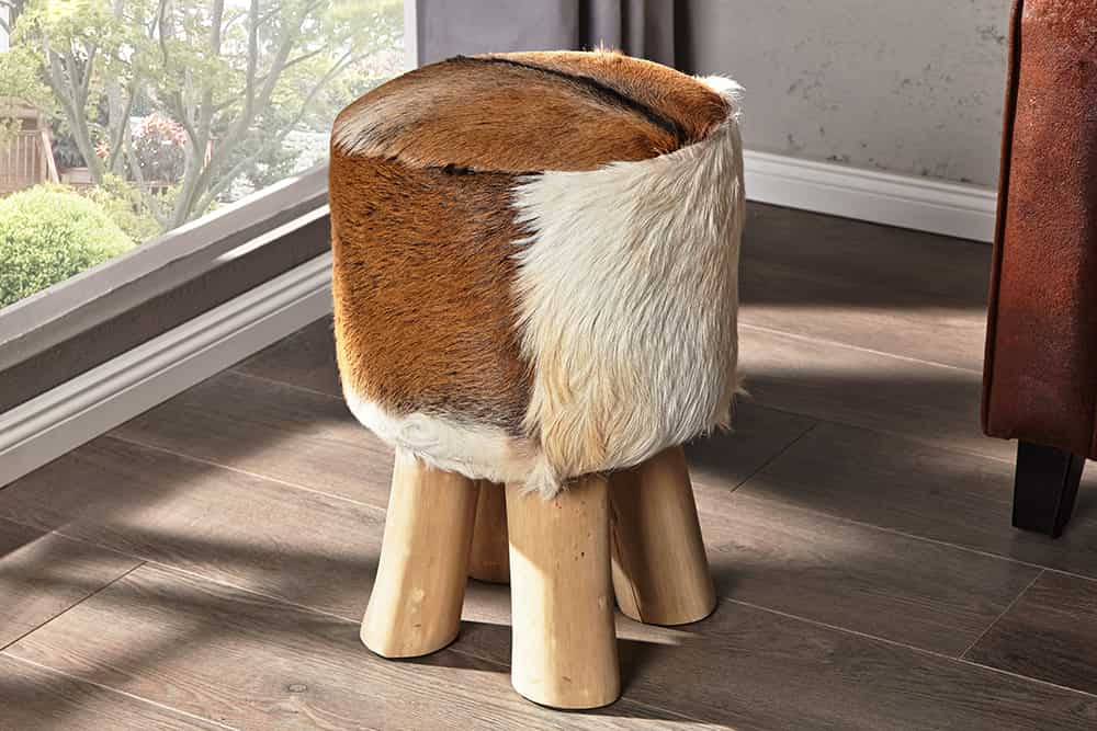 Design Sitzhocker HIDE 45cm braun weiß mit Ziegenfell und Teakholz