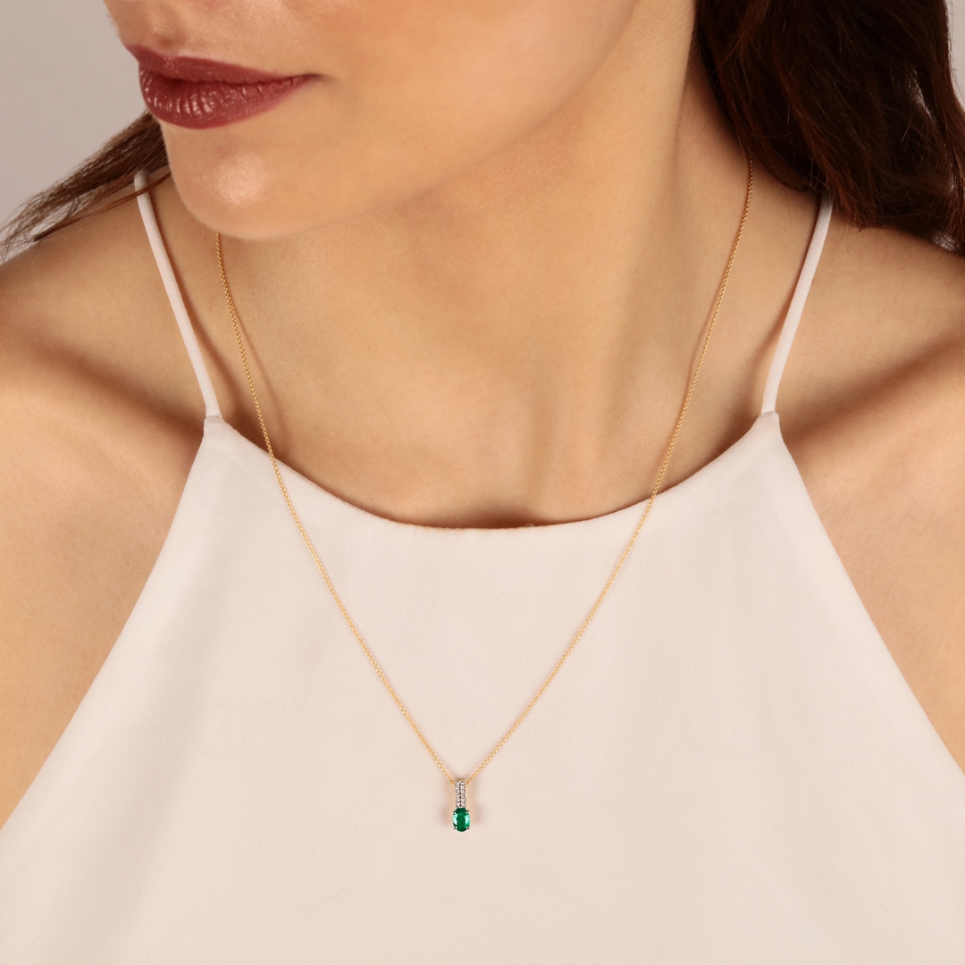 Anhänger 750/18 K Gelbgold mit Smaragd oval und Diamanten 0.05 ct H/si