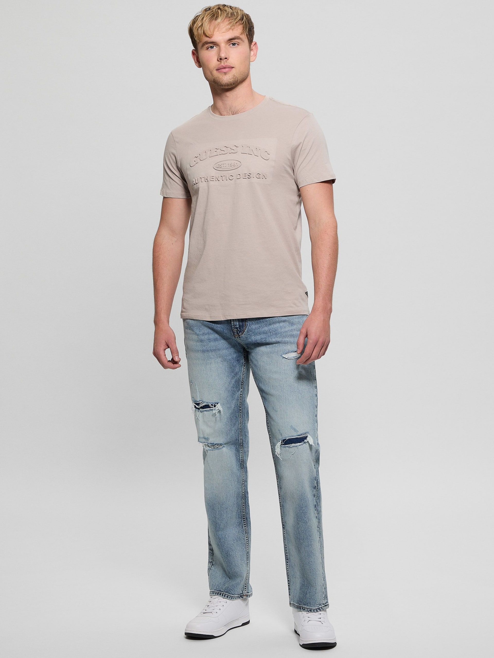 Camiseta com o logotipo do GUESS Club
