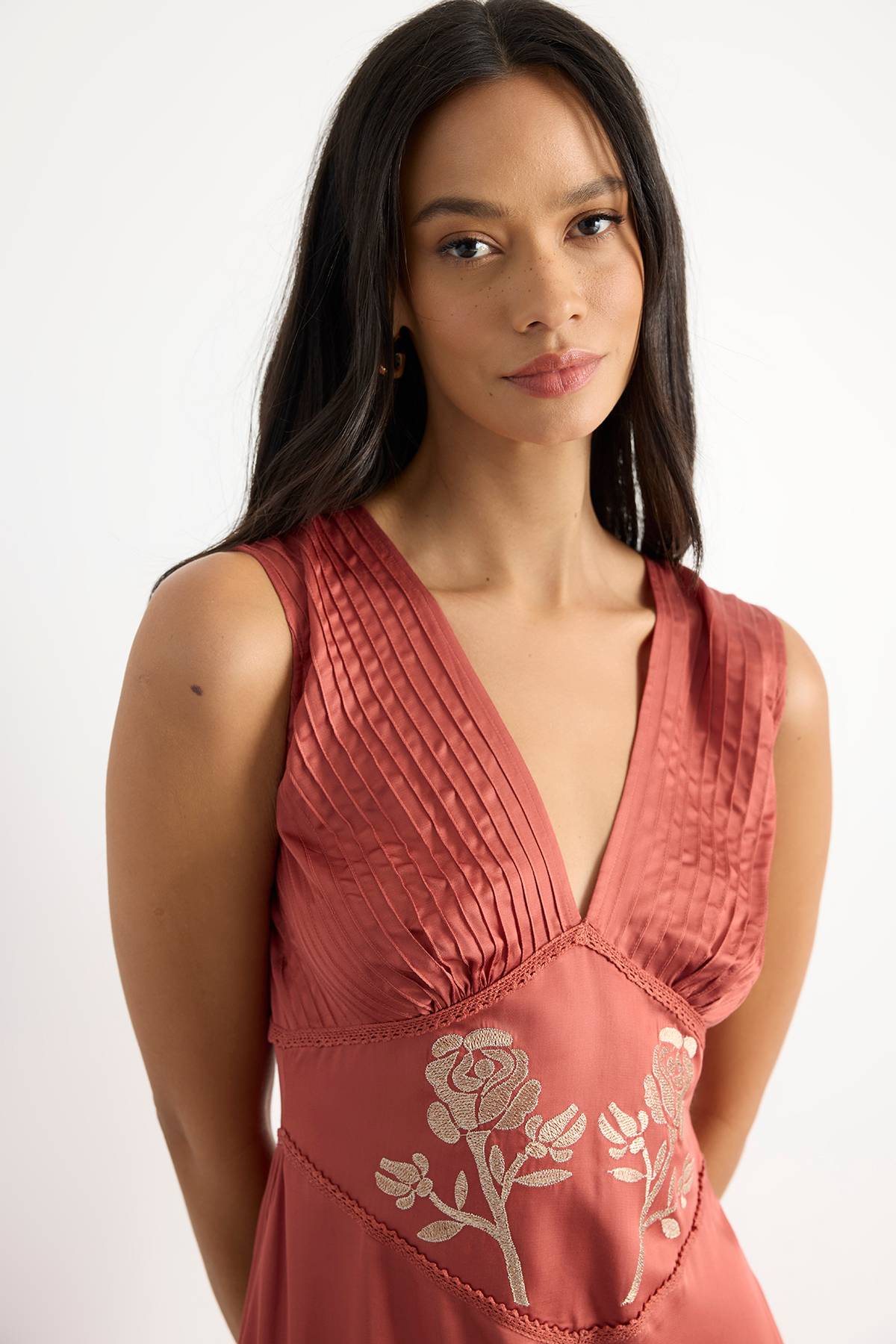 Warehouse Robe Midi Brodée Avec Détails De Plis Nervurés Et Franges