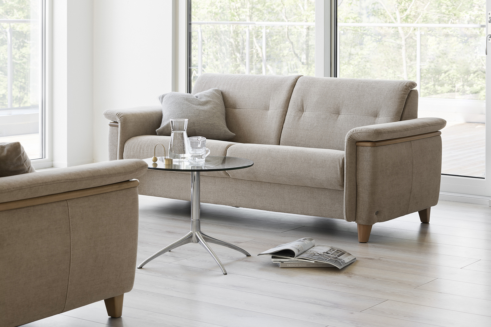 Flora 2,5-seter sofa I tekstil Daisy Beige med dekorlist i eik og 11 cm eikeben.