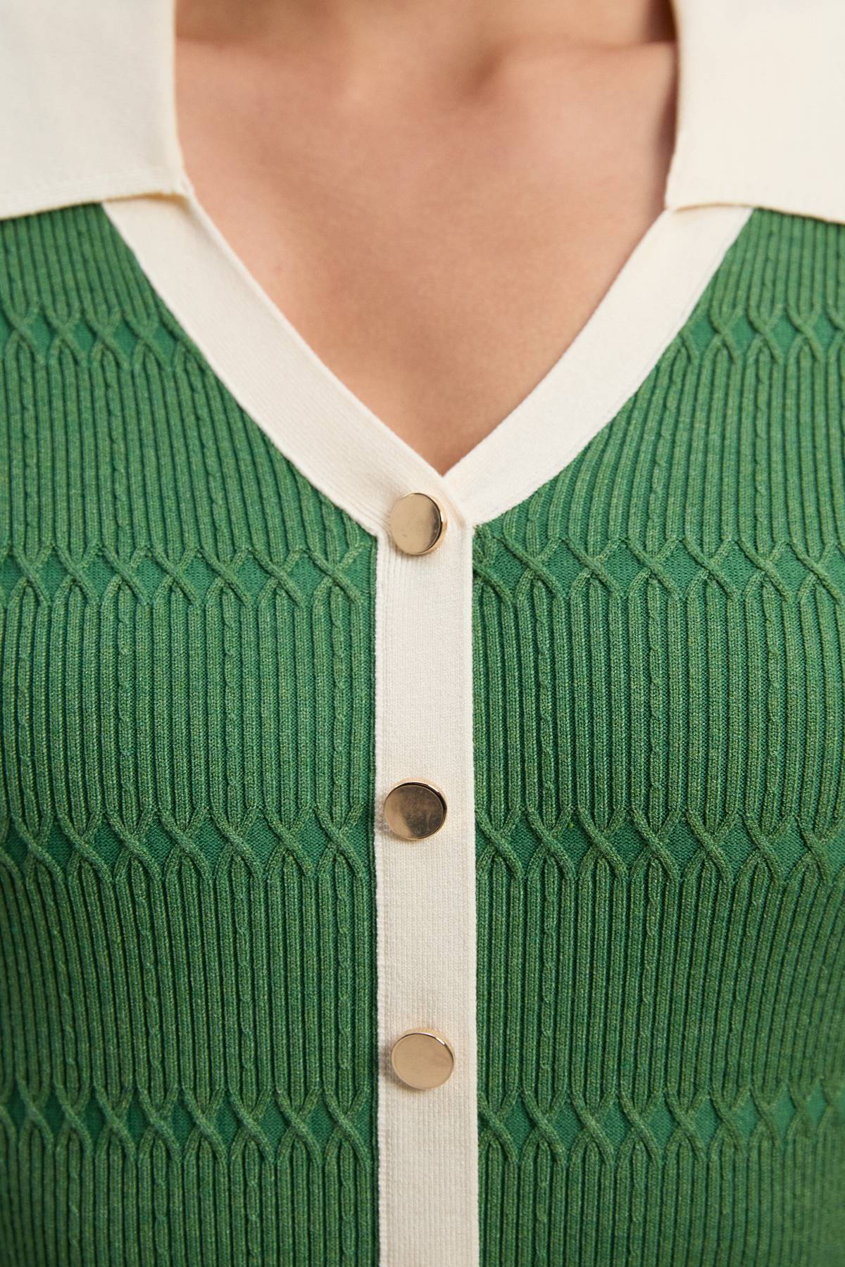 KarenMillen Robe Midi Tricotée en Viscose avec Détails Côtelés et Boutons Couleur Contrastante