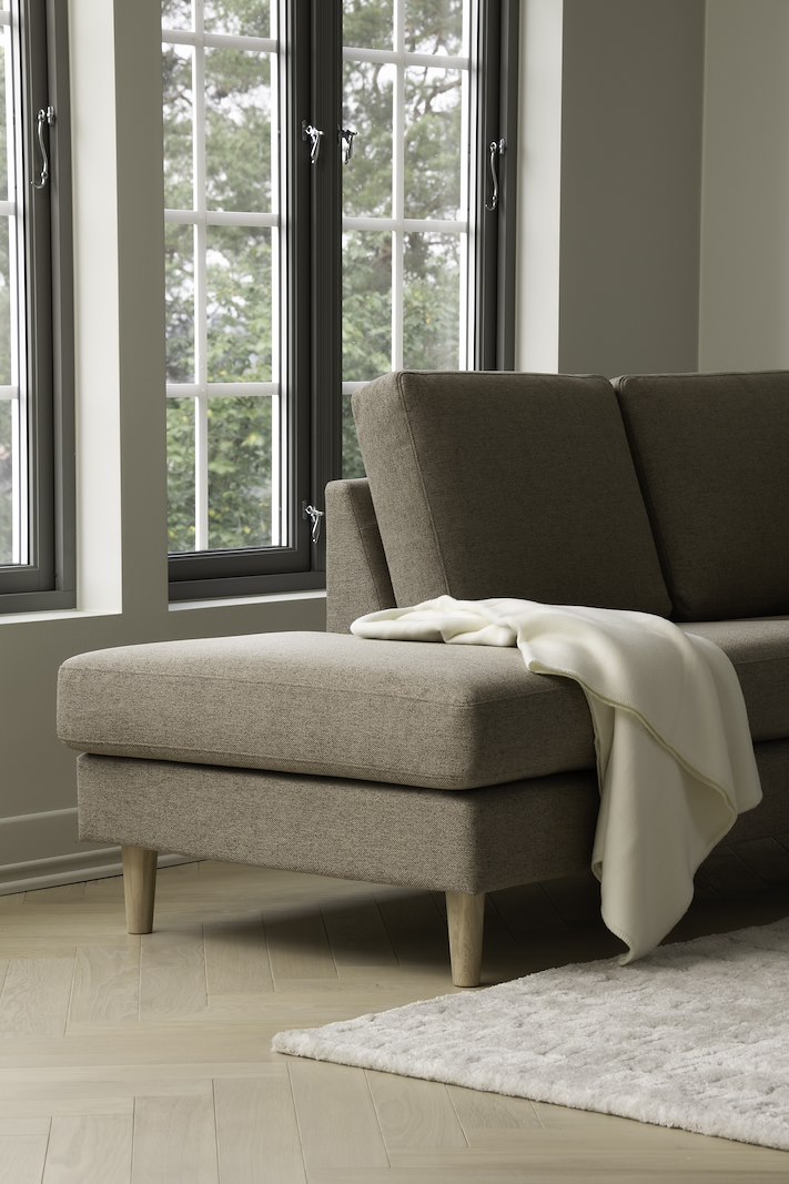 Hedda hjørnesofa Tekstil Neve 9 cappuccino med hvitoljede eikeben (1) og 18 c