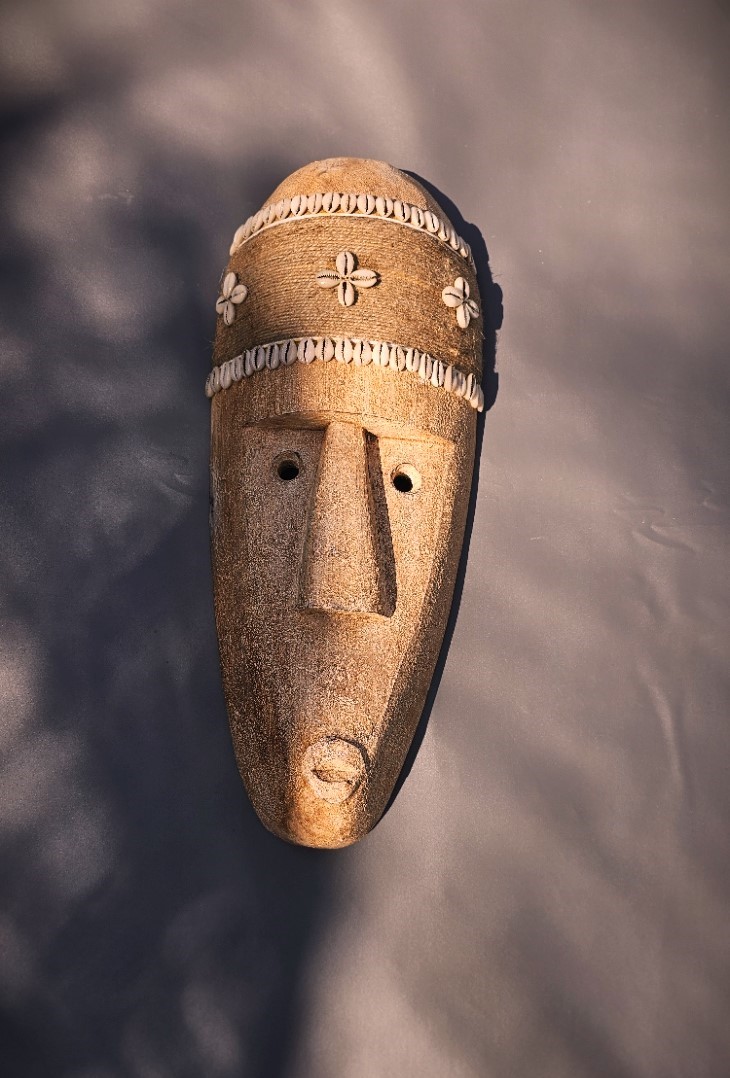 Primitif-Maske mit Muscheln, H 50 cm, B 20 cm, L 8 cm von fischer's lagerhaus