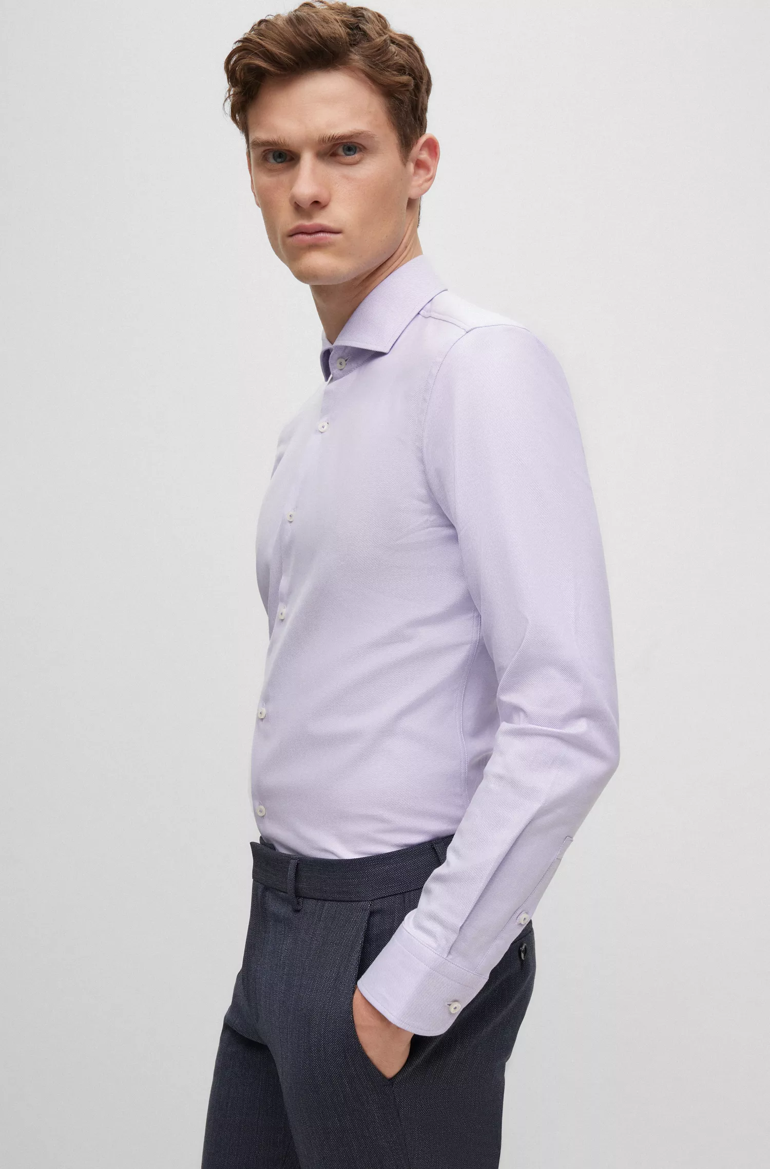 Camisa BOSS preta de corte slim, em sarja de algodão elástico de fácil passar.