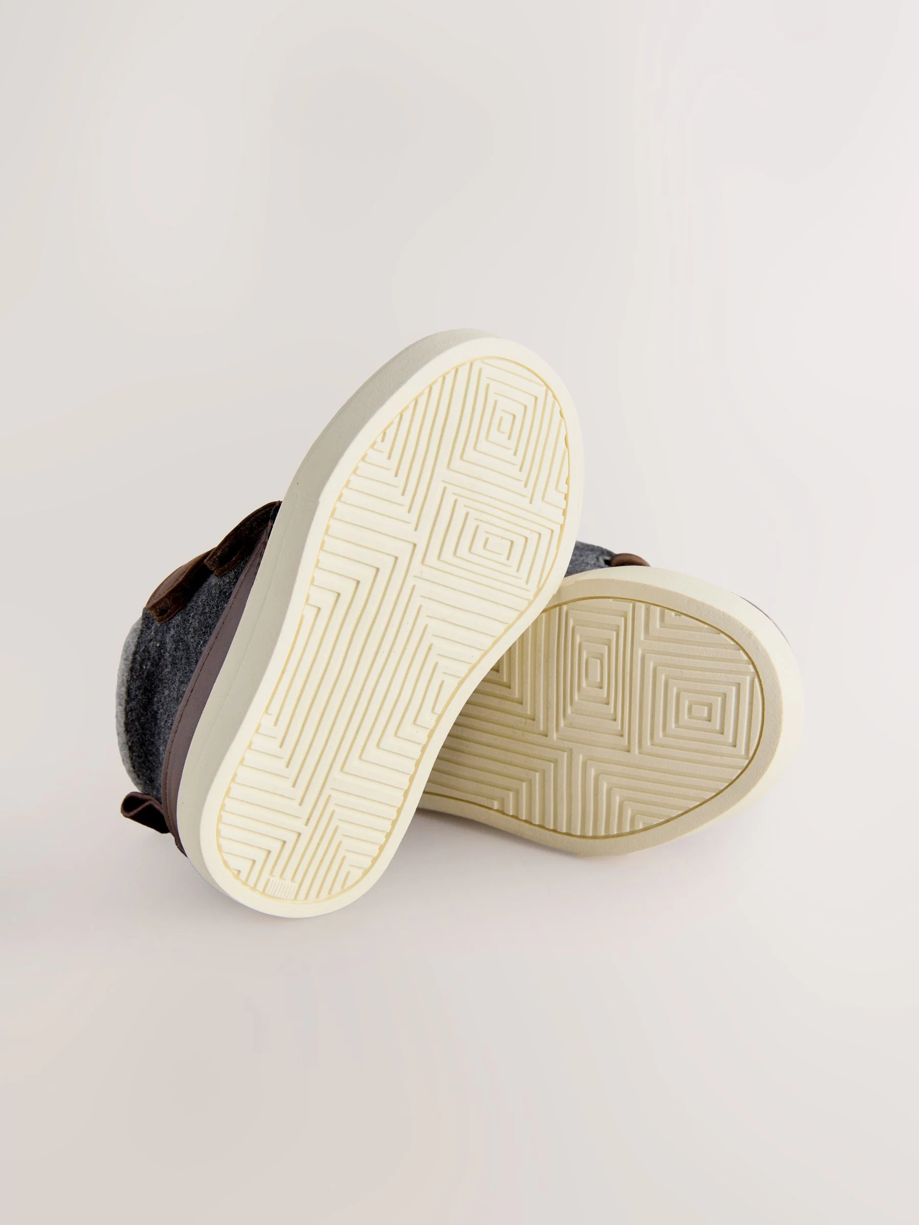 Chocoladebruin - Hoge schoenen met klittenbandsluiting