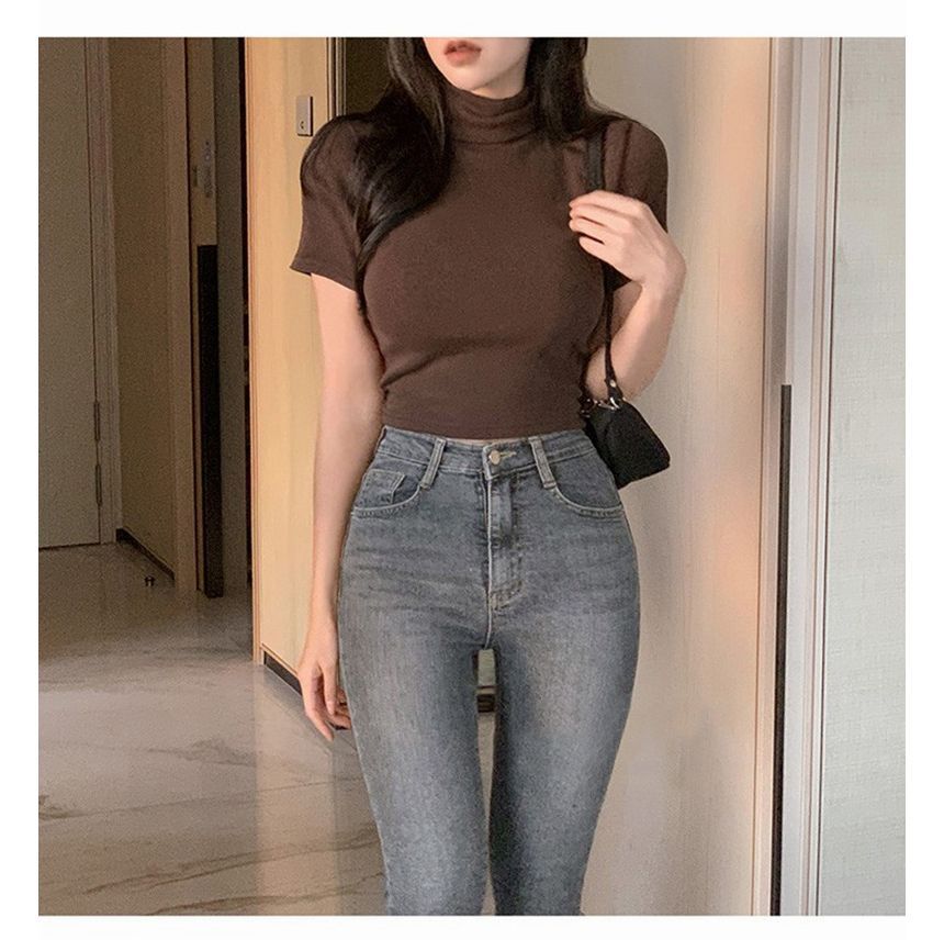 Leandra - Kort T-shirt met korte mouwen en coltrui