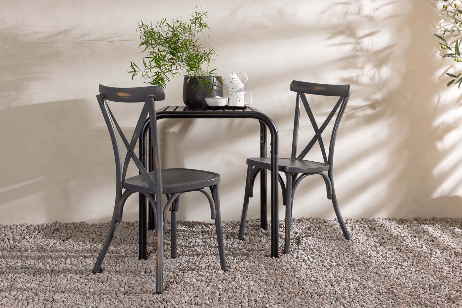 Borneo tuinset: tafel, 2 stoelen, zwart en donkergrijs. 70 x 70 x 75 cm