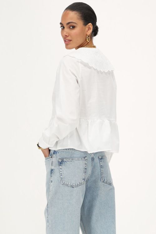 Witte blouse met ruffle en embroidery kraag