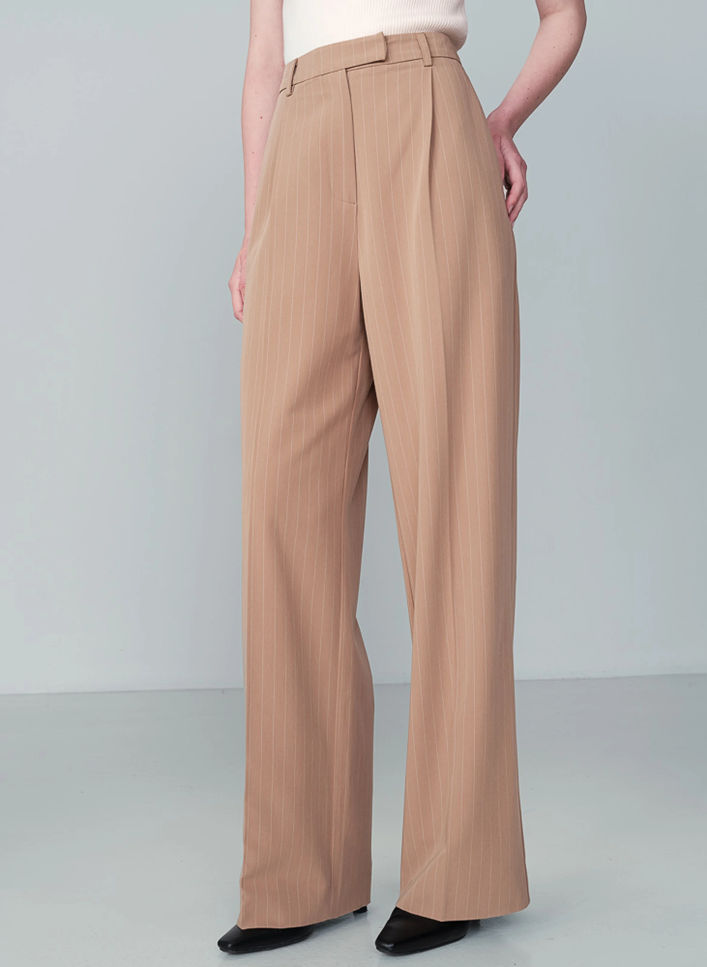NEVE - Pantalon large rayé à plis | Marron