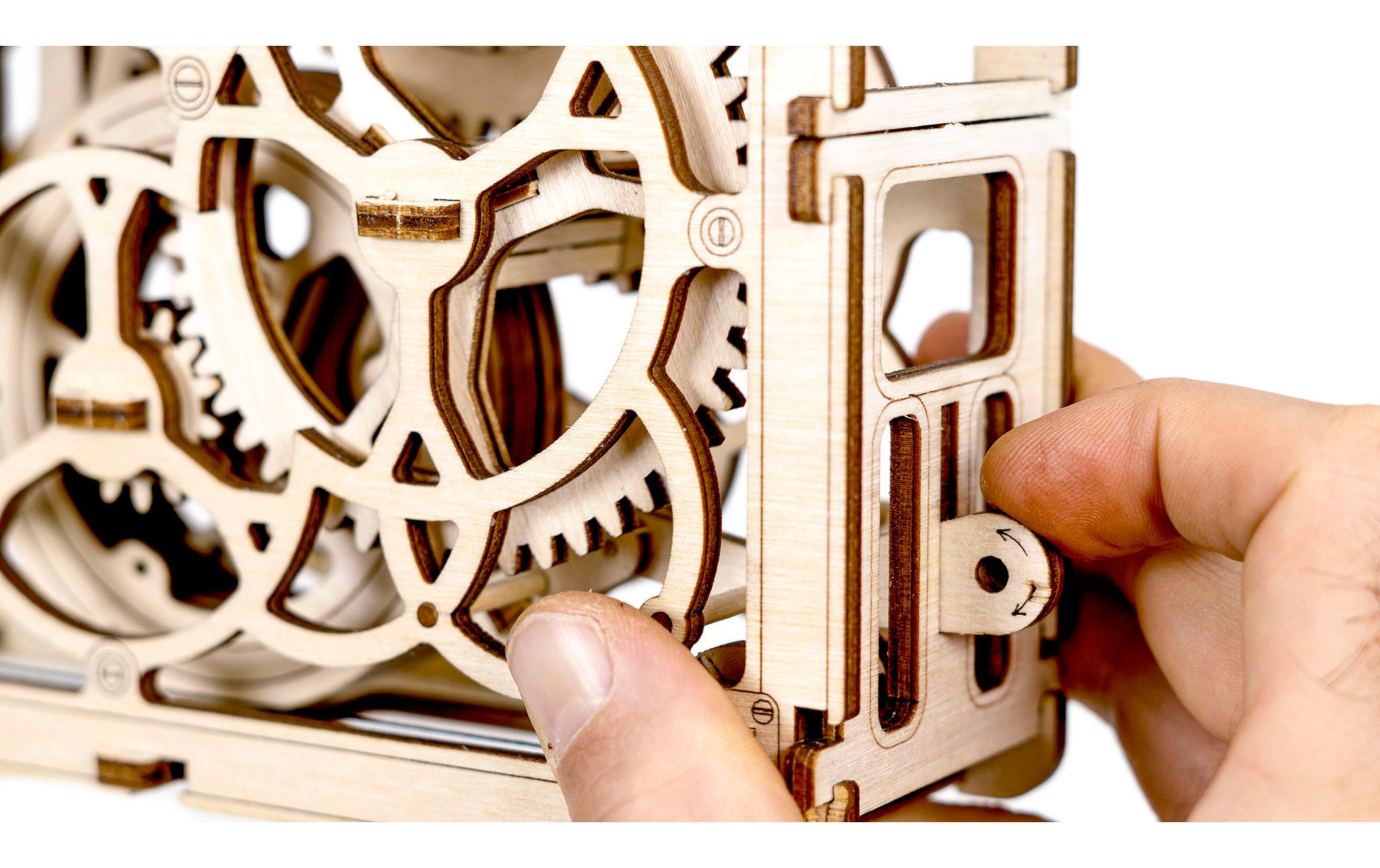 Tiny Adventures – Kinetic Picture HolzbausatzKinetisches Bild mit beweglichen Elementen, angetrieben von Gummimotor